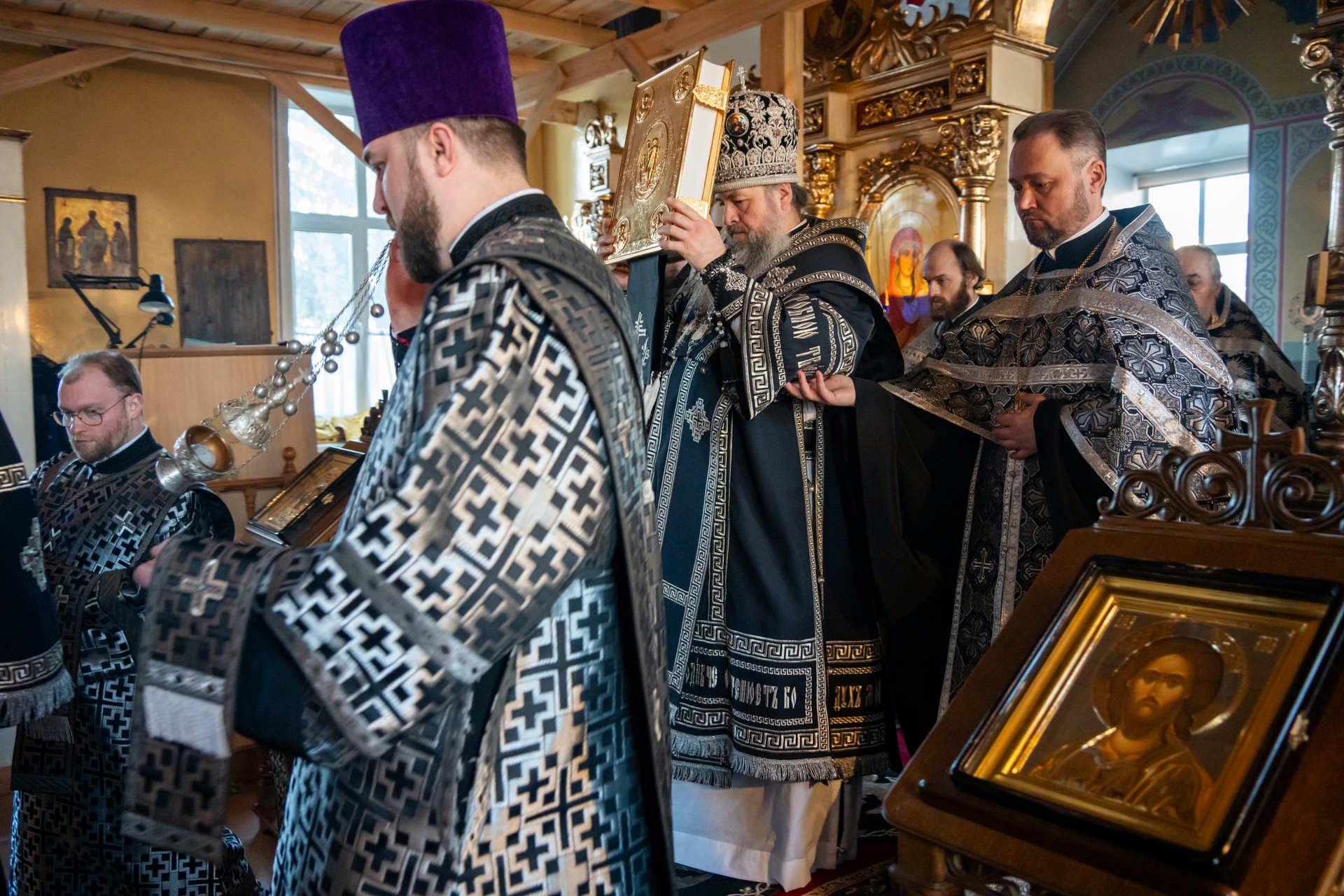 Митрополит Серафим совершил чин Пассии в нашем храме   