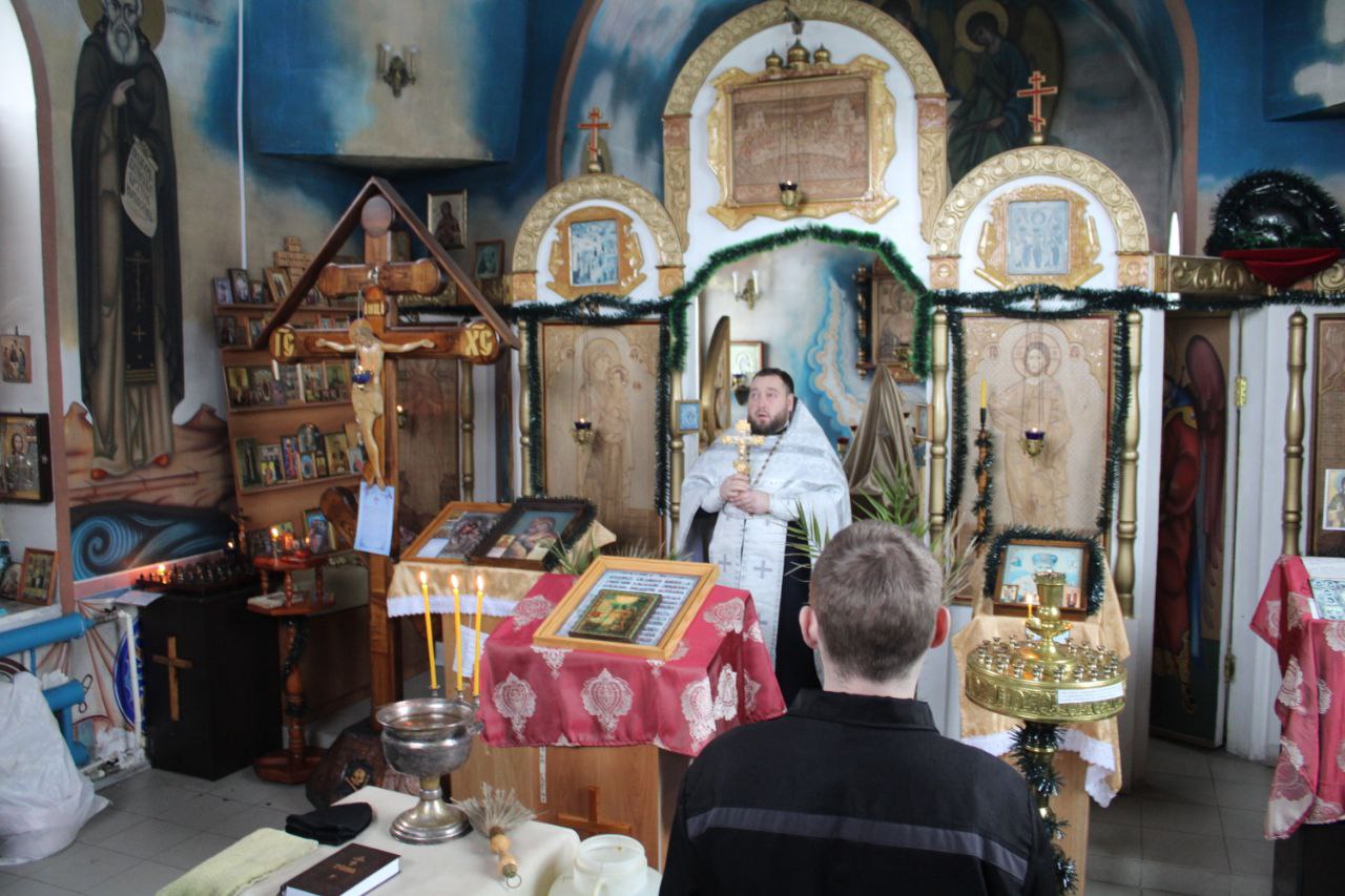 Протоиерей Антоний Шварев совершил чин великого освящения воды в храме при ИК-4