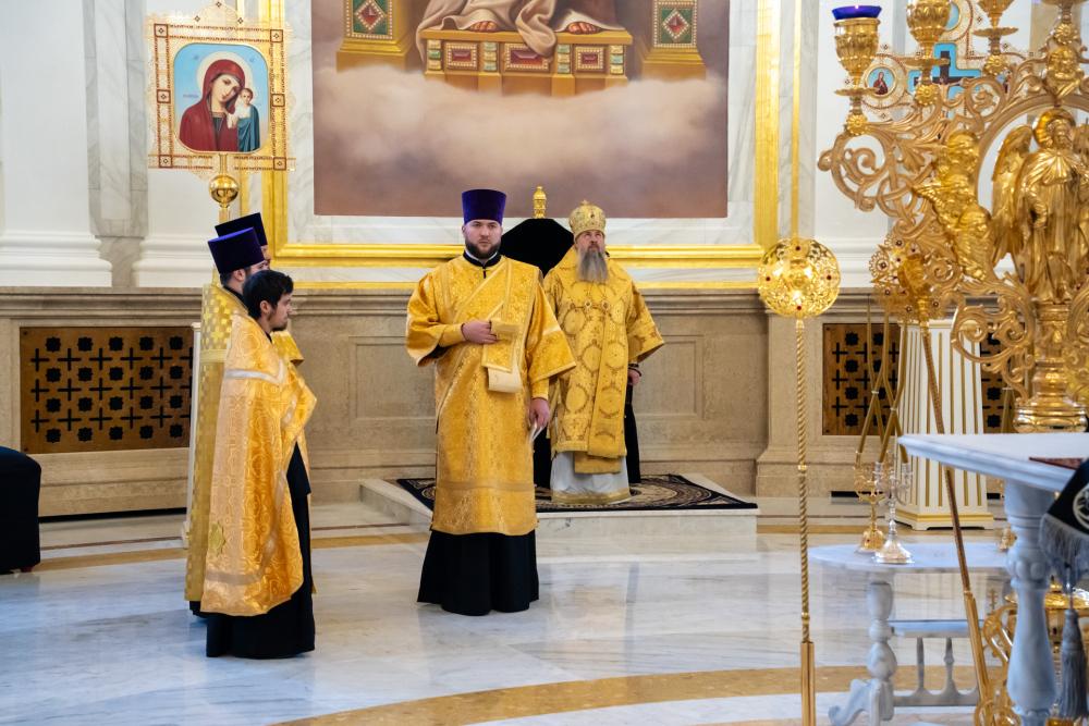 Настоятель протоиерей Александр Филиппов с клириками Никольского храма получили благословение на Великий пост от митрополита Серафима в Спасском кафедральном соборе города Пензы 