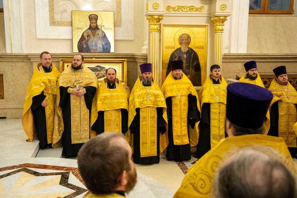 Протоиерей Александр Филиппов сослужил митрополиту Серафиму за уставным вечерним богослужением и новогодним молебном в Спасском кафедральном соборе