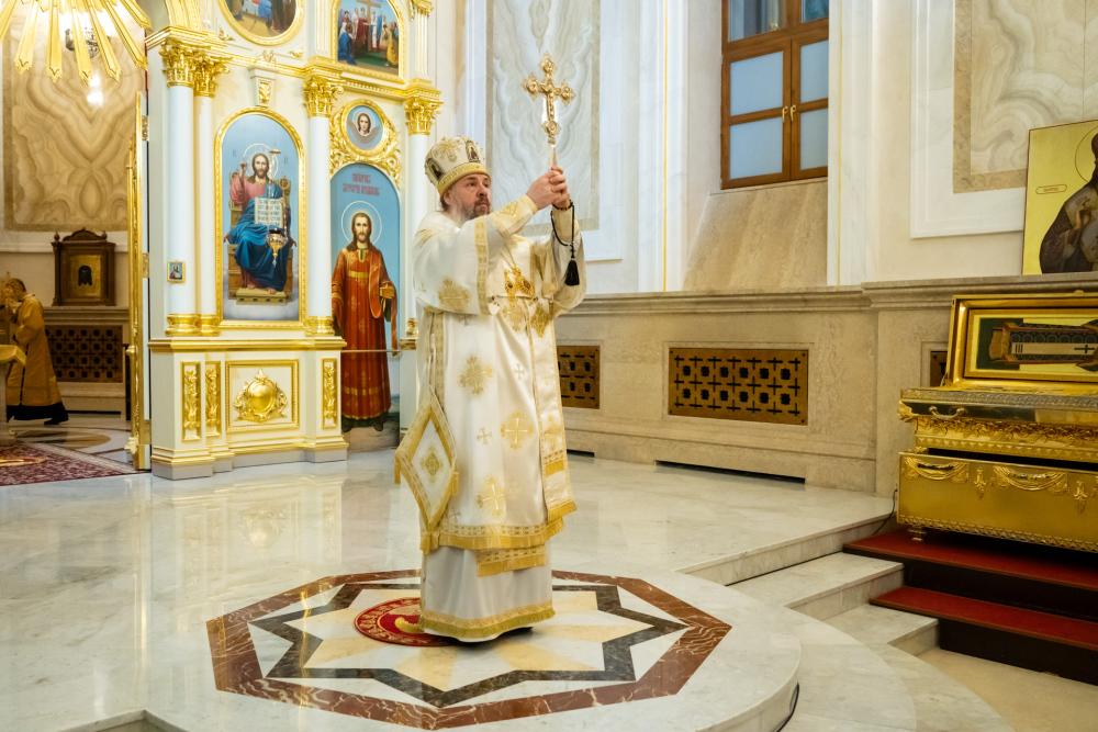 Протоиерей Александр Филиппов сослужил митрополиту Серафиму за уставным вечерним богослужением и новогодним молебном в Спасском кафедральном соборе