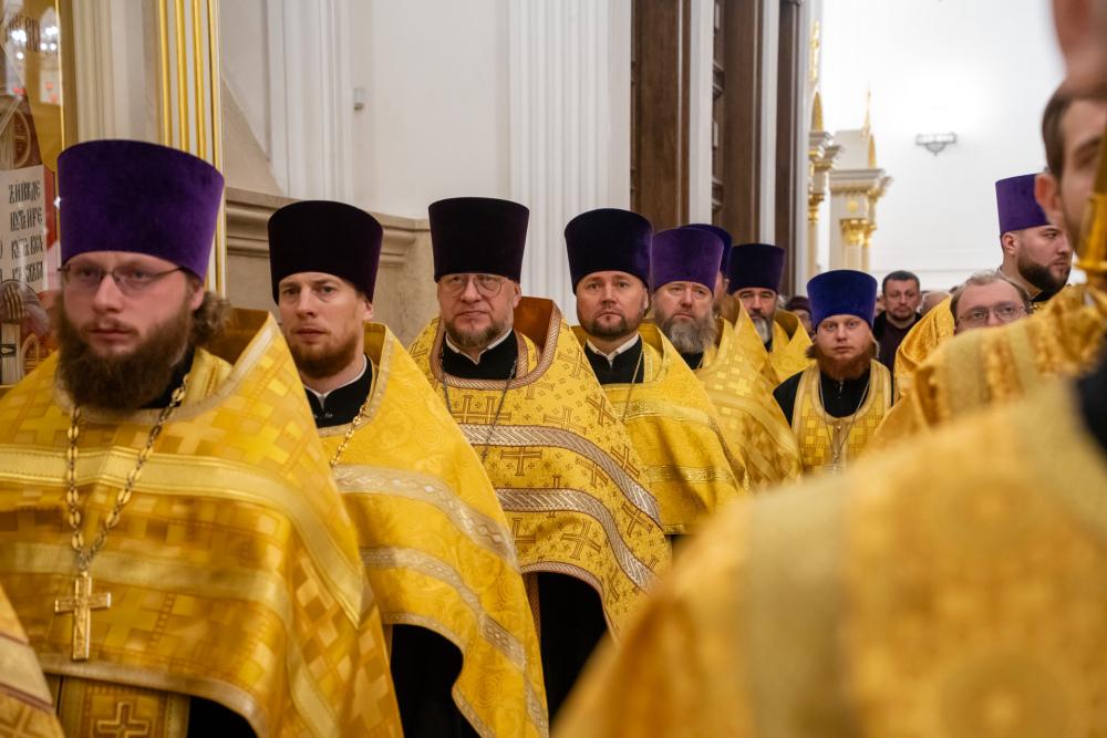 Протоиерей Александр Филиппов сослужил митрополиту Серафиму за уставным вечерним богослужением и новогодним молебном в Спасском кафедральном соборе