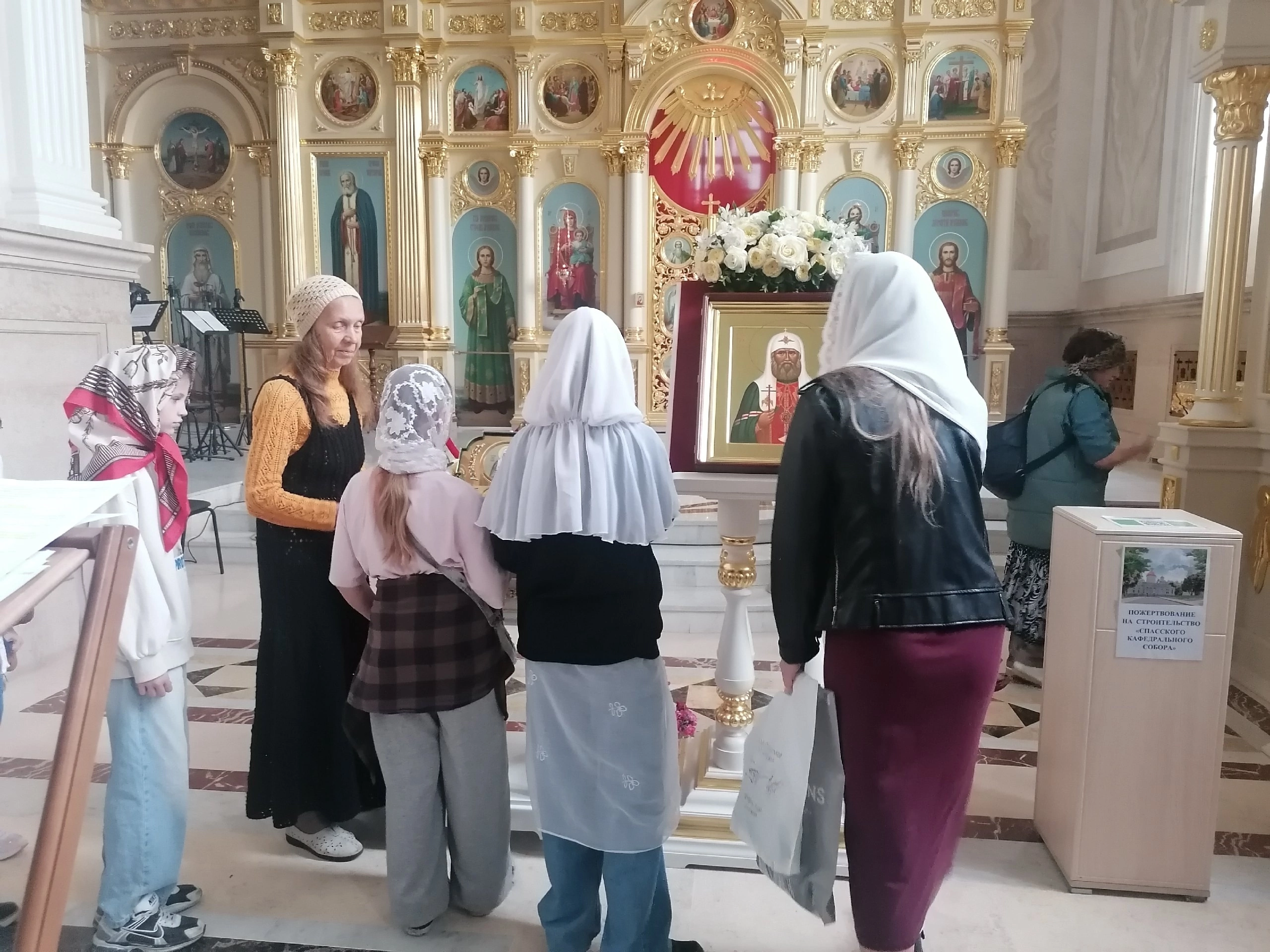 Иерей Владимир Журавлев совершил акафист святителю Тихону в Кафедральном соборе