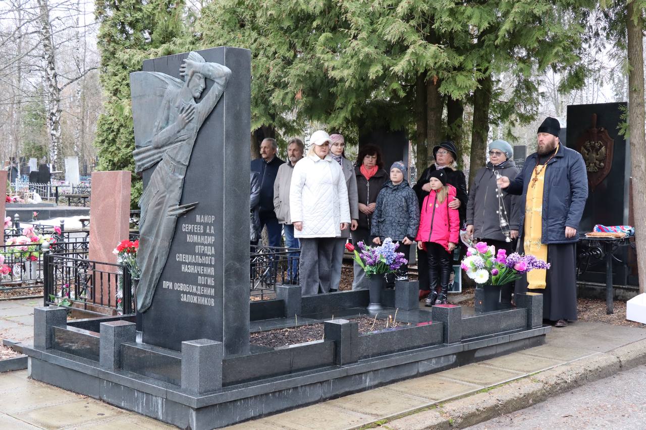 Протоиерей Антоний Шварев совершил панихиду в день памяти Героя России Александра Сергеева