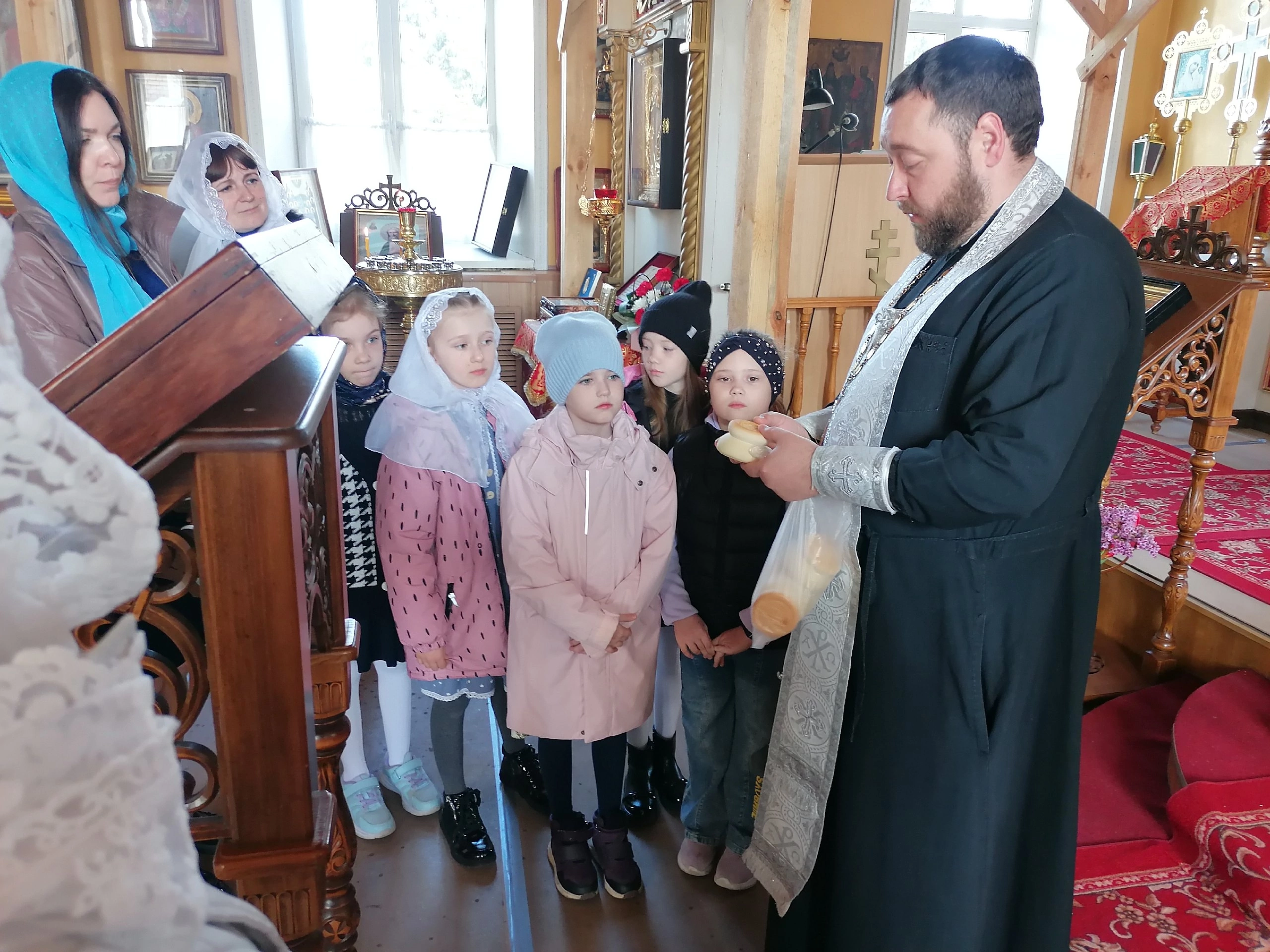 Священники встретились с учениками средней школы №1 города Спутник