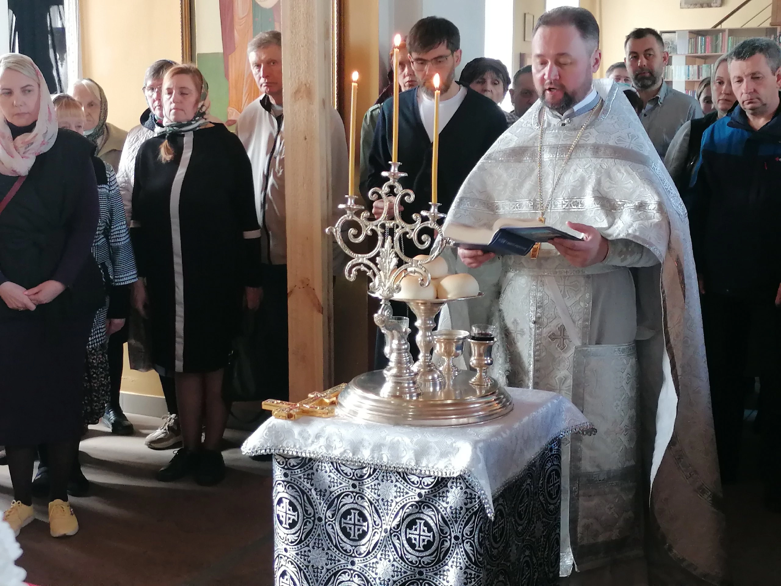 В Великую Субботу протоиерей Александр Филиппов совершил Литургию святителя Василия Великого