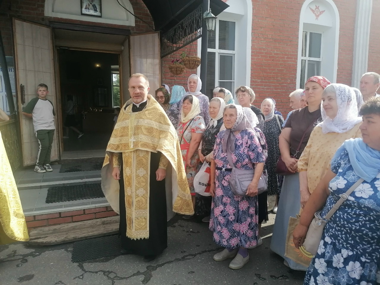 В наш храм для поклонения верующих была доставлена копия Животворящего Креста Господня, явленного в селе Годеново