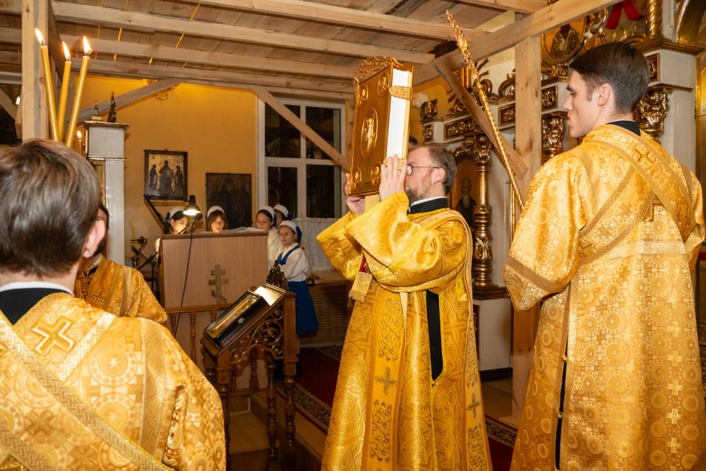 В канун престольного праздника митрополит Серафим совершил всенощное бдение в нашем храме