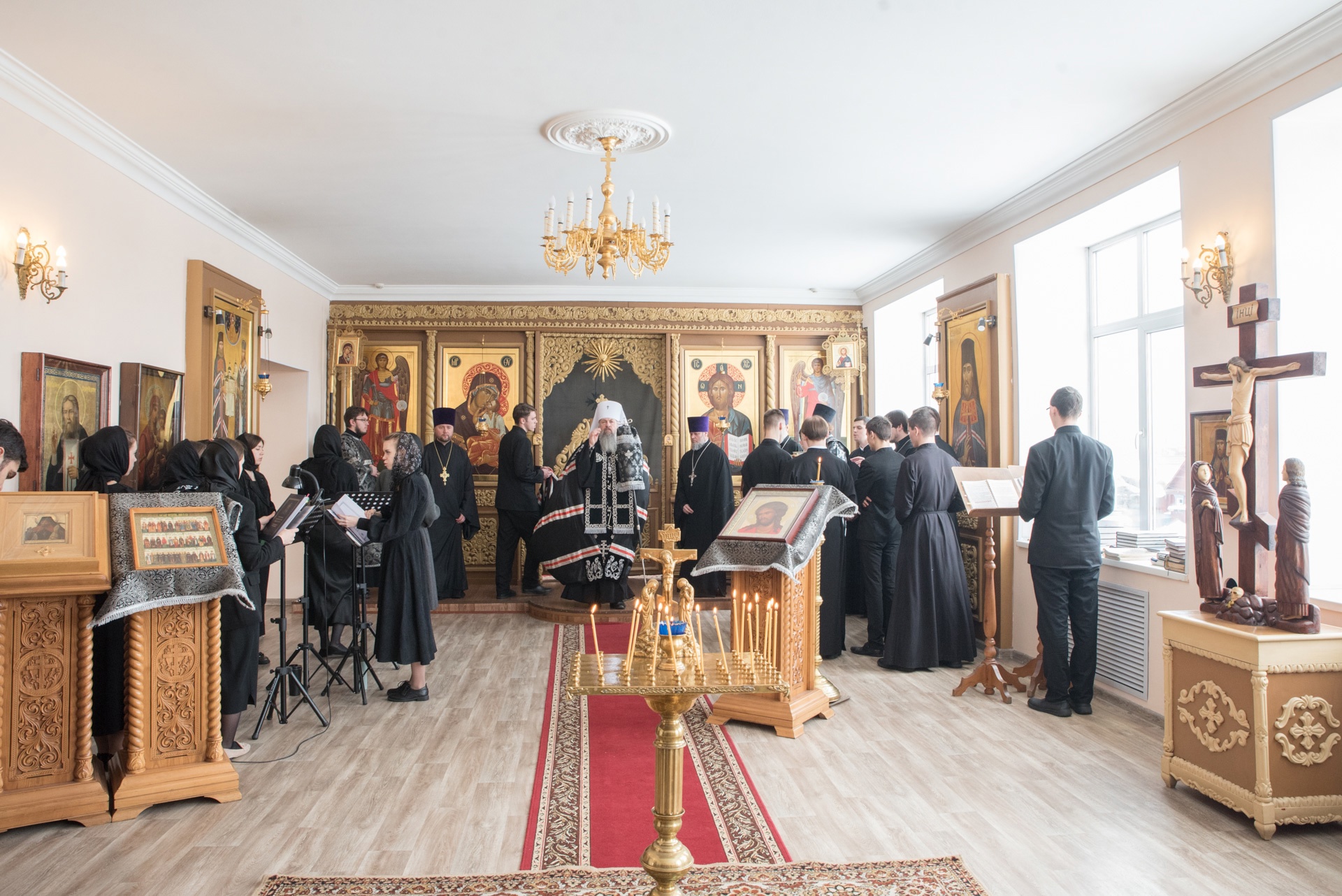 Во вторник первой седмицы Великого поста протоиерей Александр Филиппов молился за Архиерейским богослужением в храме святителя Иннокентия Иркутского при семинарии