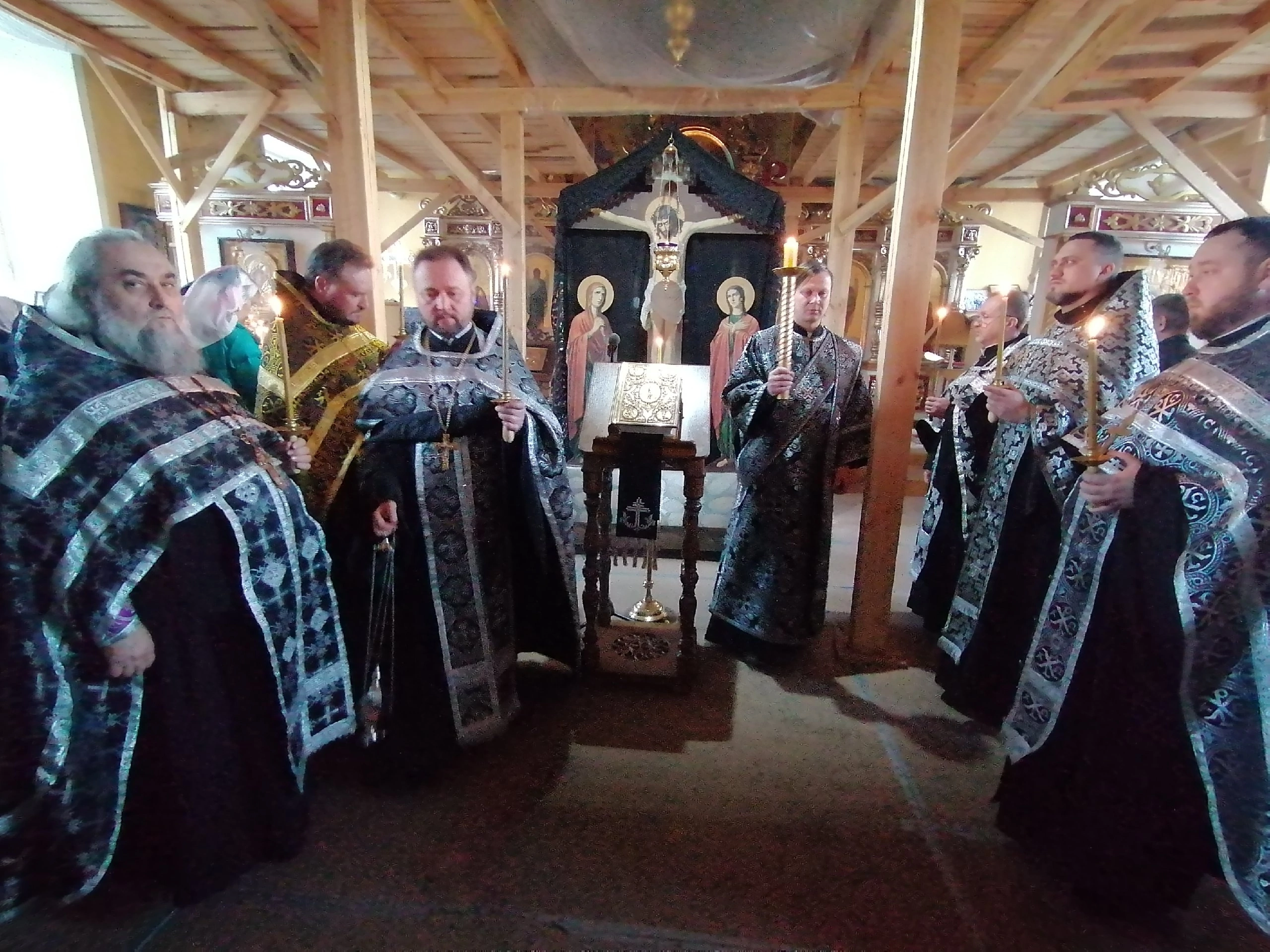 Протоиерей Александр Филиппов совершил утреню с чтением 12-ти Евангелий Страстей Христовых