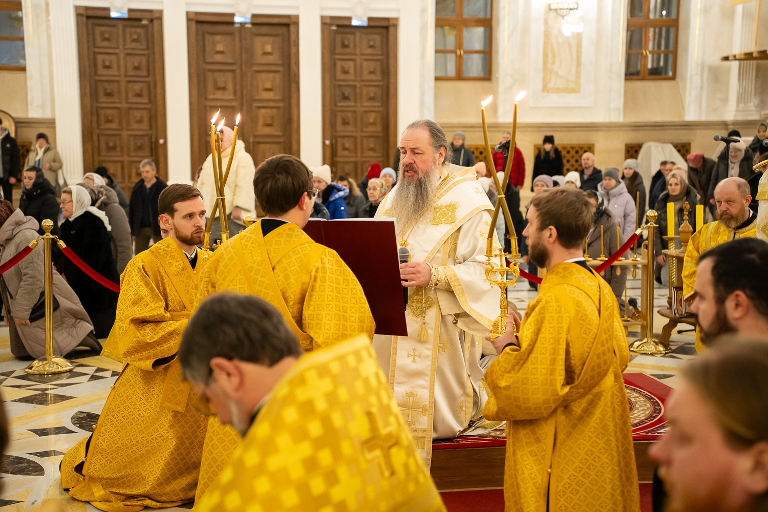 Настоятель нашего храма протоиерей Александр Филиппов сослужил митрополиту Серафиму за акафистом святителю Иннокентию Пензенскому и новогодним молебном в Спасском соборе 