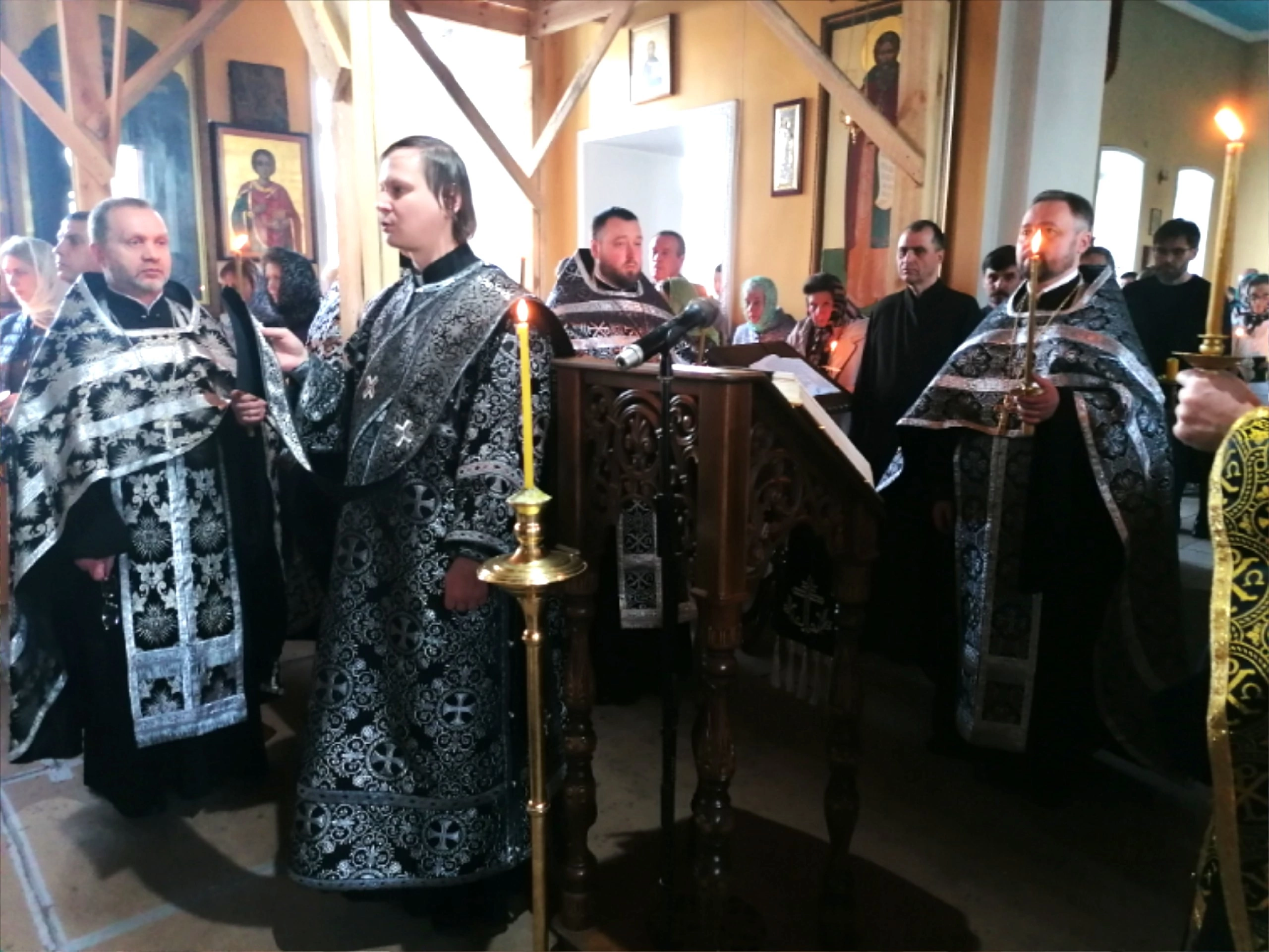 Протоиерей Александр Филиппов совершил утреню с чтением 12-ти Евангелий Страстей Христовых