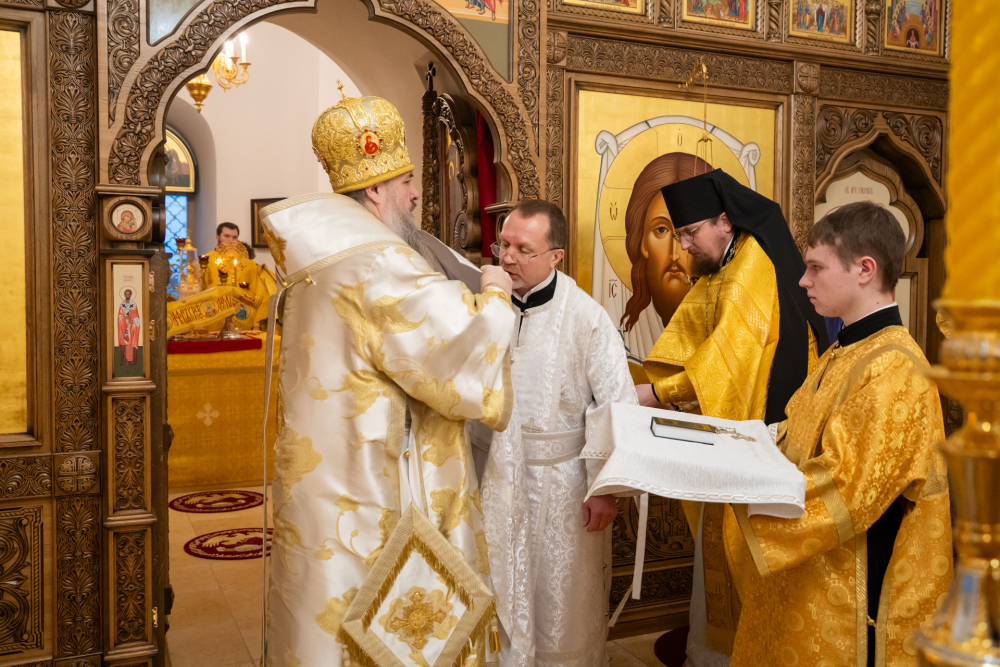 Митрополит Серафим рукоположил диакона Димитрия Полуянова во пресвитера в Спасо-Преображенском мужском монастыре