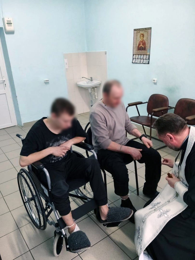 Священники посетили раненых во время специальной военной операции военнослужащих