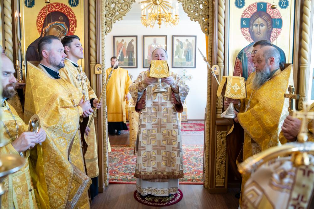Протоиерей Александр Филиппов сослужил митрополиту Серафиму  за литургией в храме Иннокентия Иркутского при семинарии