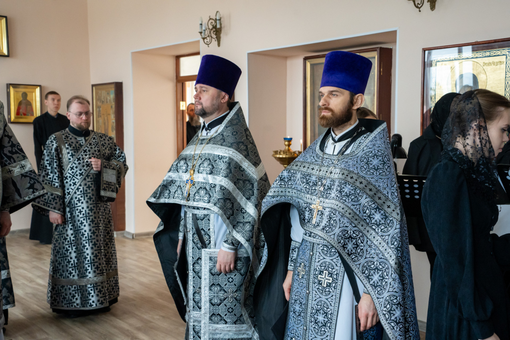 Протоиерей Александр Филиппов сослужил митрополиту Серафиму за Литургией Преждеосвященных Даров в храме святителя Иннокентия Иркутского при духовной семинарии