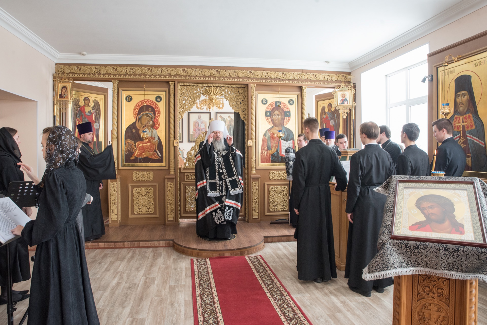 Во вторник первой седмицы Великого поста протоиерей Александр Филиппов молился за Архиерейским богослужением в храме святителя Иннокентия Иркутского при семинарии