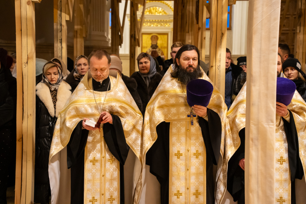 В праздник Рождества Христова протоиерей Александр Филиппов сослужил иерархам Пензенской митрополии за великой вечерней в Спасском кафедральном соборе