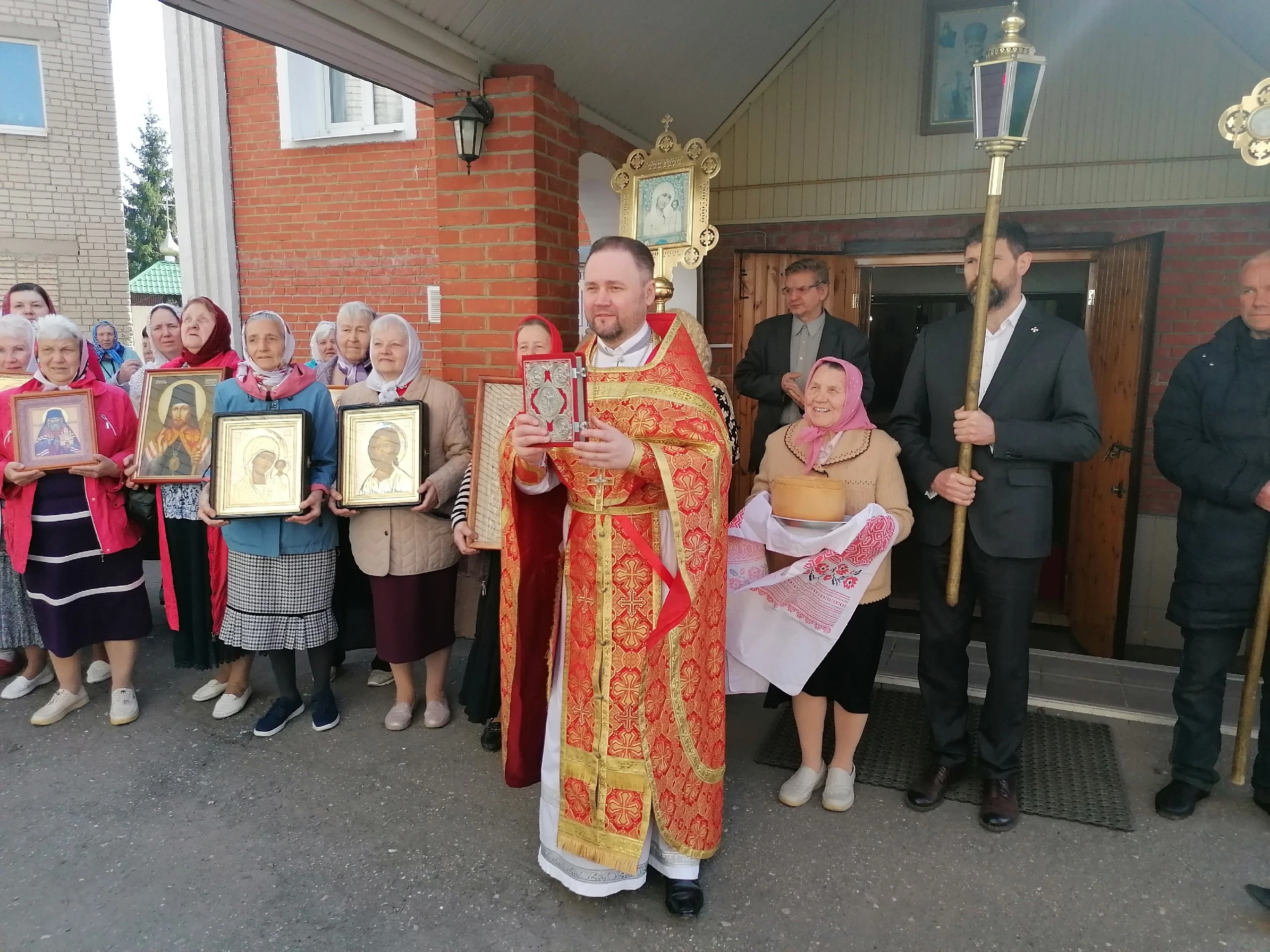 В понедельник Светлой седмицы протоиерей Александр Филиппов совершил Божественную литургию