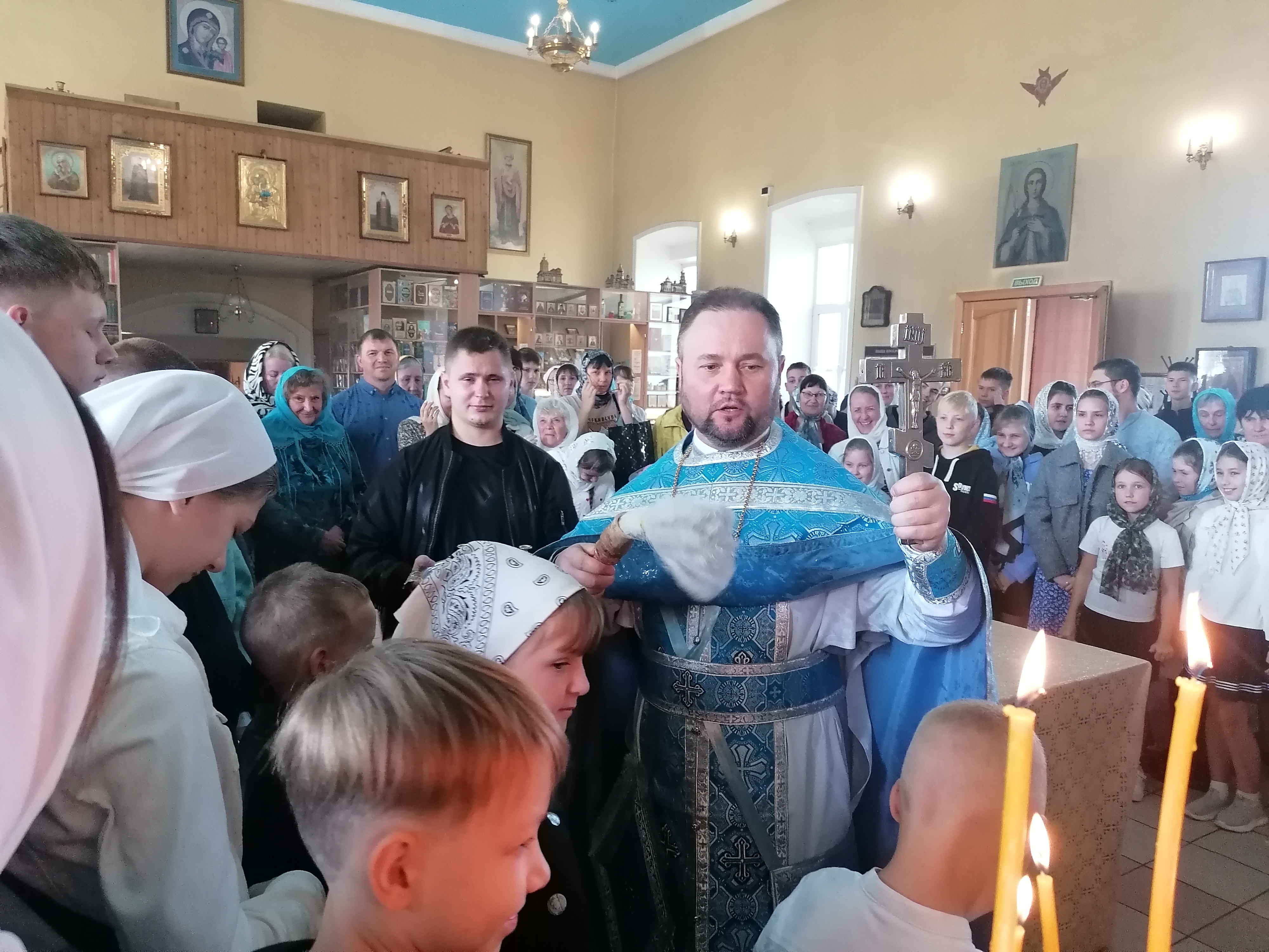 Протоиерей Александр Филиппов совершил молебен об учащихся перед началом нового учебного года