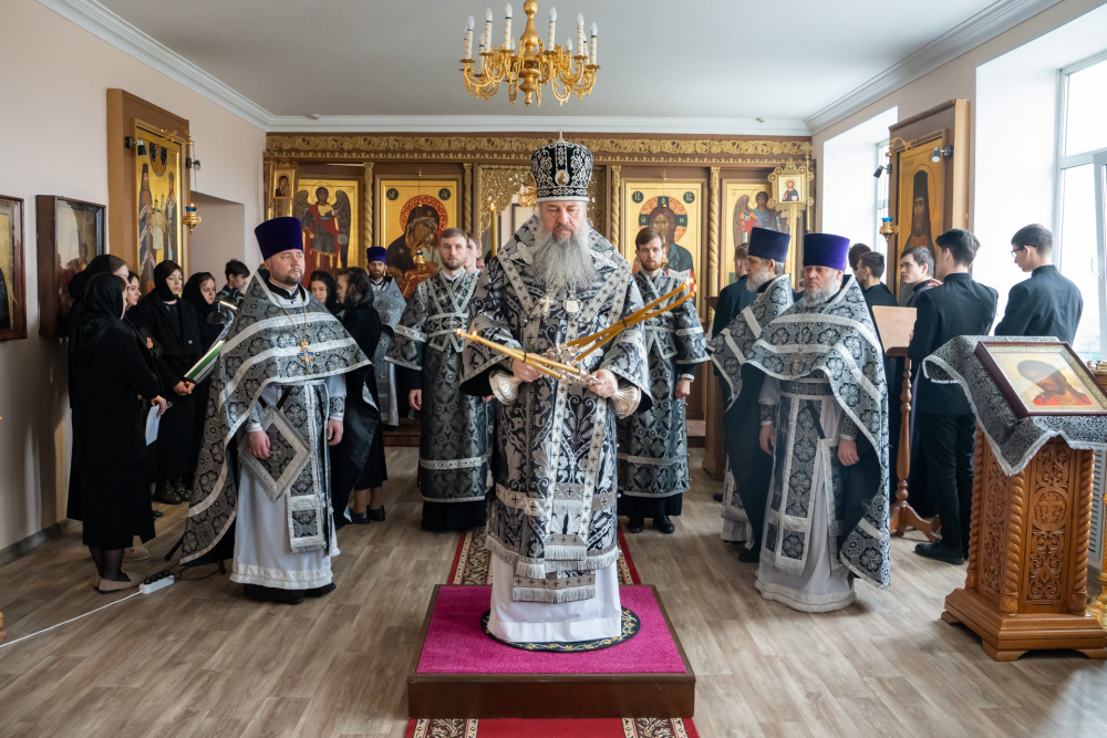 Протоиерей Александр Филиппов сослужил митрополиту Серафиму за Литургией Преждеосвященных Даров в храме святителя Иннокентия Иркутского при духовной семинарии