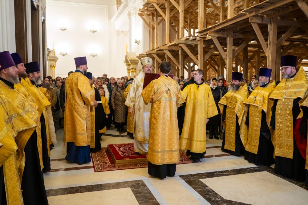 Протоиерей Александр Филиппов сослужил митрополиту Серафиму за уставным вечерним богослужением и новогодним молебном в Спасском кафедральном соборе