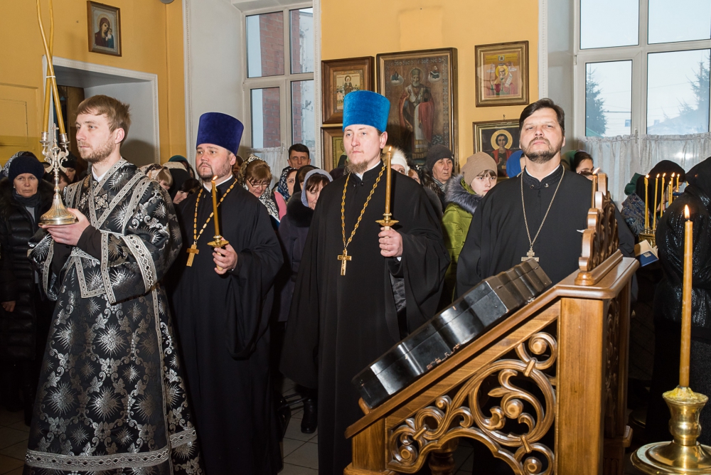 В среду первой седмицы Великого поста митрополит Серафим совершил повечерие с чтением Великого канона прп. Андрея Критского в Никольском храме в Терновке