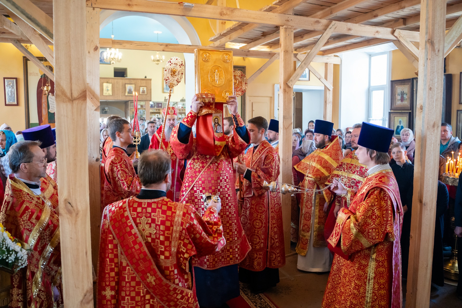 В день престольного праздника митрополит Серафим совершил литургию в нашем храме