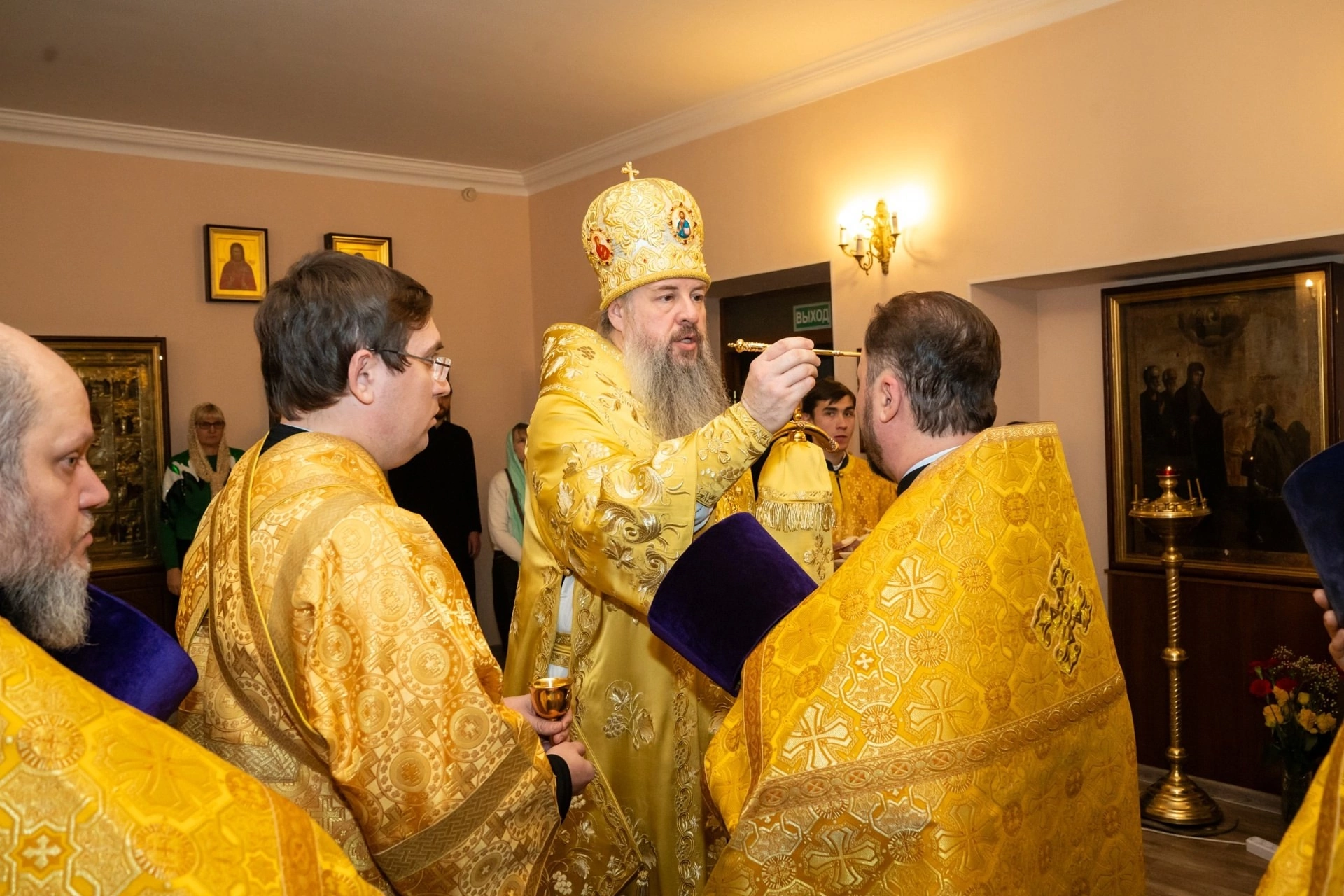 В канун престольного праздника протоиерй Александр Филиппов сослужил митрополиту Серафиму за всенощным бдением в храме святителя Иннокентия Иркутского при семинарии   