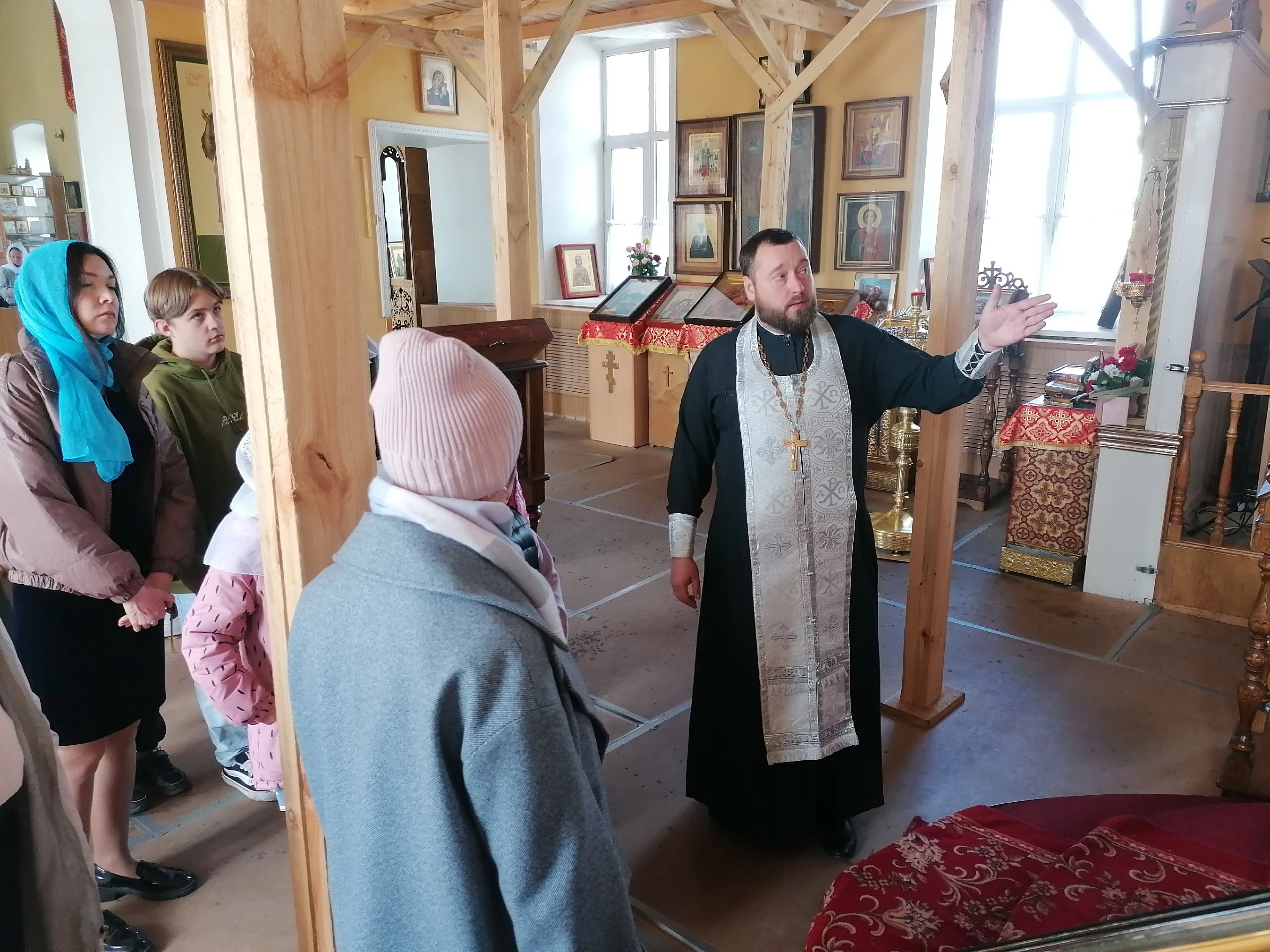 Священники встретились с учениками средней школы №1 города Спутник