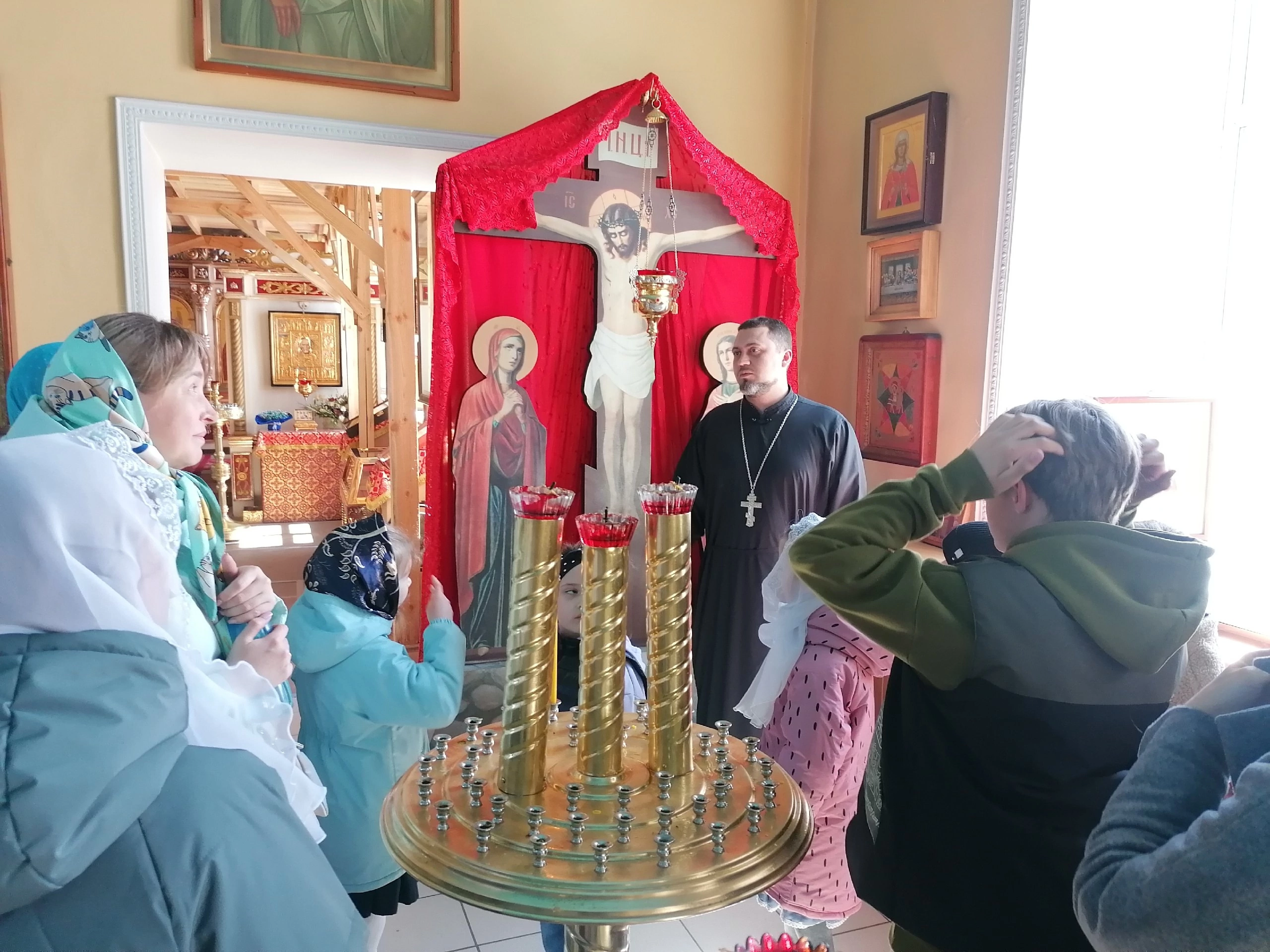 Священники встретились с учениками средней школы №1 города Спутник