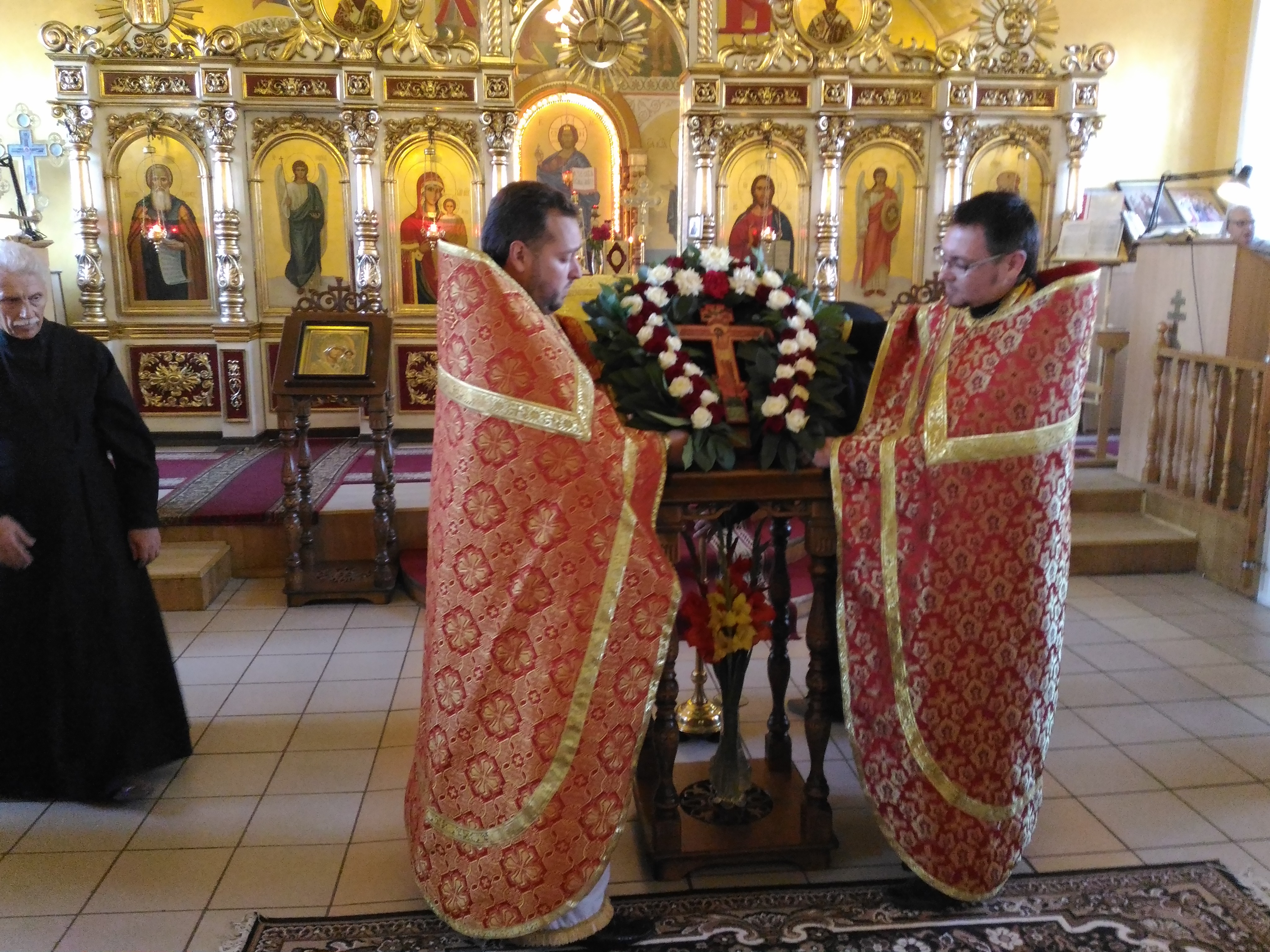 Вечерняя служба накануне праздника Происхождения (изнесения) Честных Древ Животворящего Креста Господня