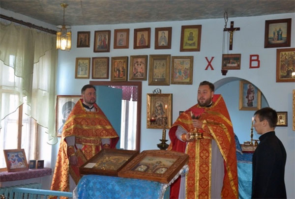 Клирики нашего храма совершили божественную литургию в ИК-7