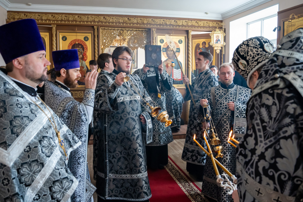 Протоиерей Александр Филиппов сослужил митрополиту Серафиму за Литургией Преждеосвященных Даров в храме святителя Иннокентия Иркутского при духовной семинарии