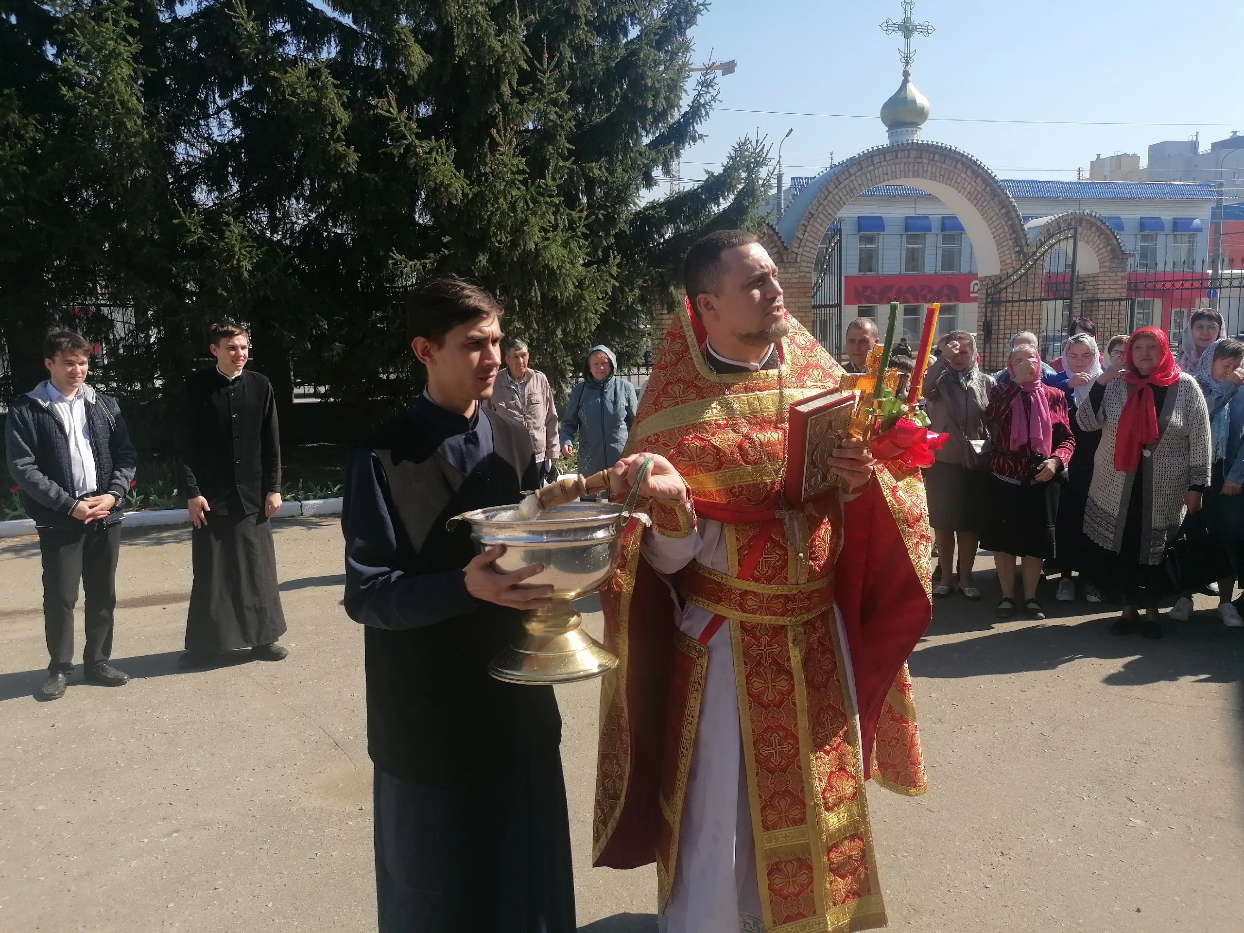 В пятницу Светлой седмицы иерей Владимир Журавлев совершил Божественную литургию