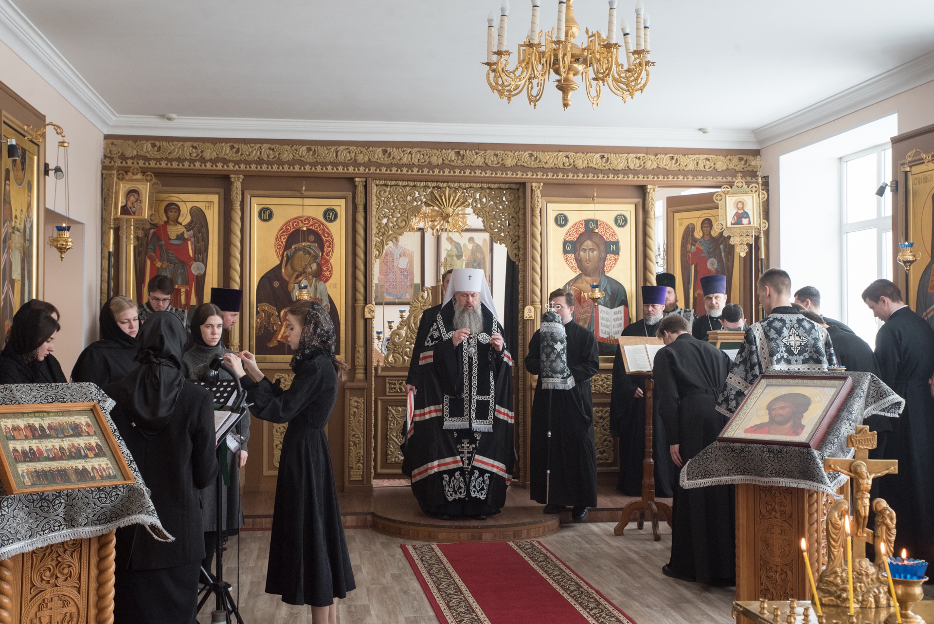 В понедельник первой седмицы Великого поста протоиерей Александр Филиппов молился за Архиерейским богослужением в храме святителя Иннокентия Иркутского при семинарии