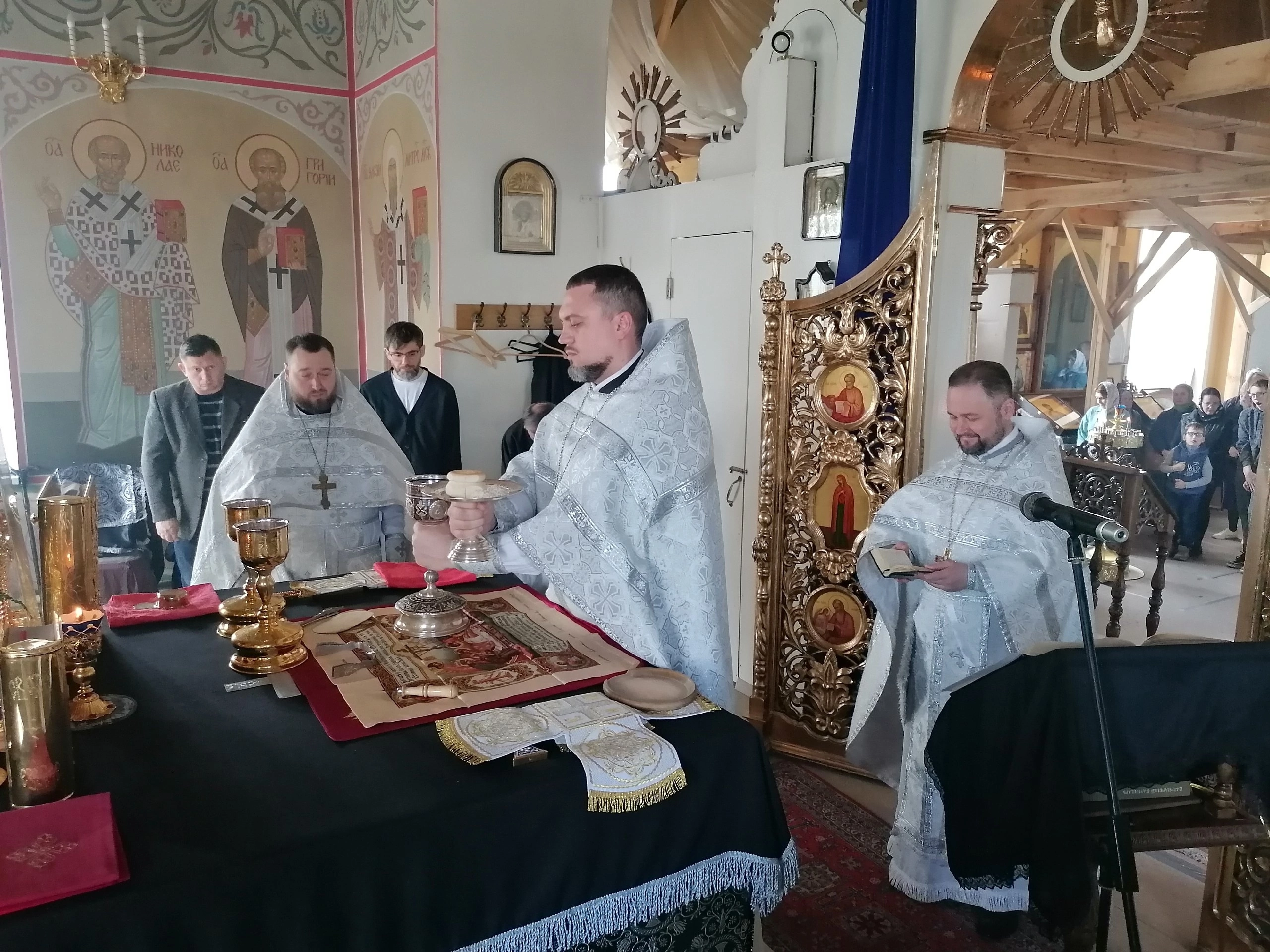 В Великую Субботу протоиерей Александр Филиппов совершил Литургию святителя Василия Великого