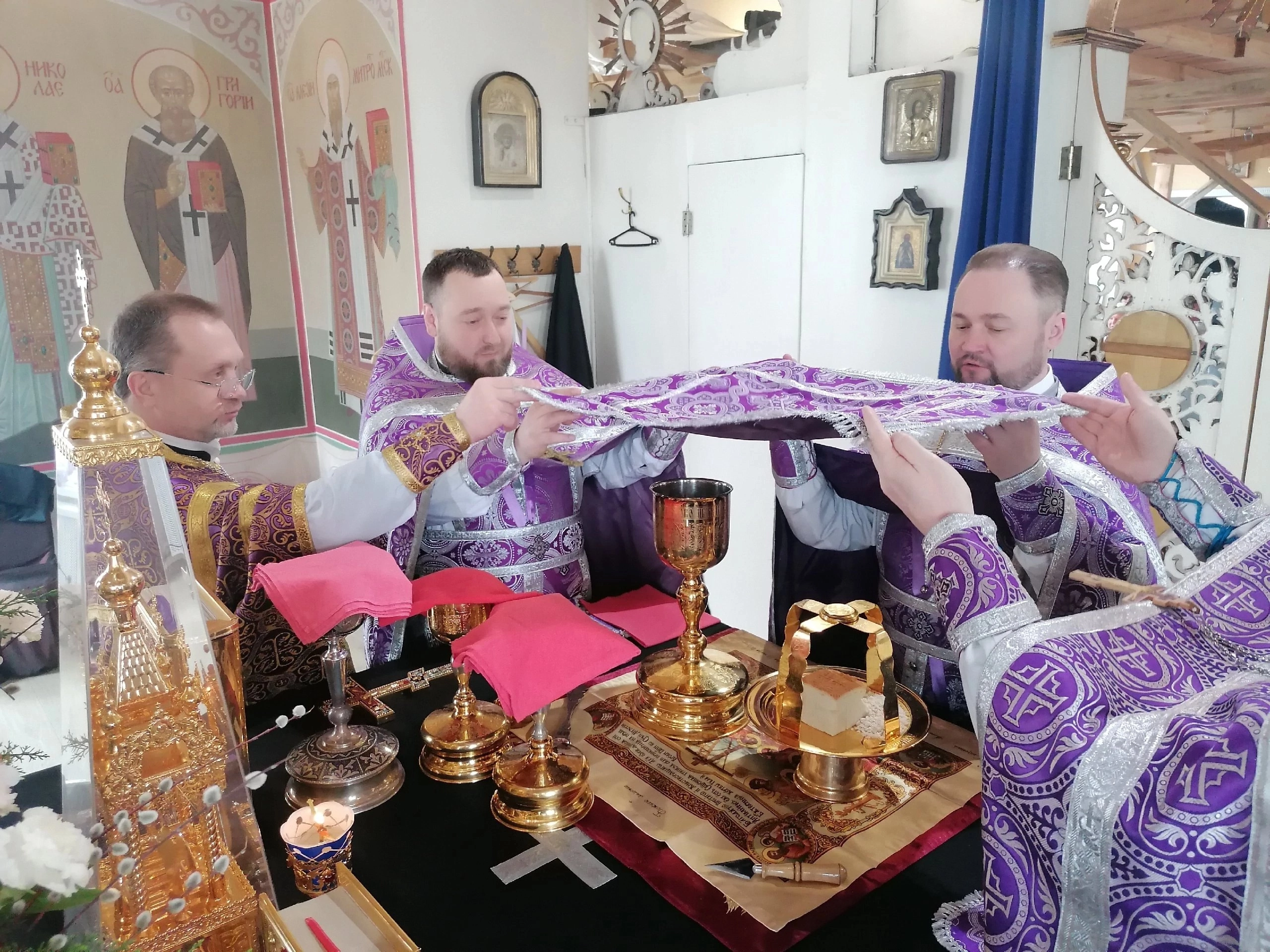 В Великий Четверг протоиерей Александр Филиппов совершил вечерню и Божественную литургию