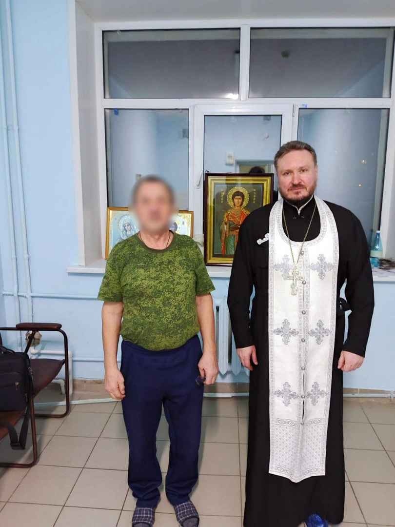 Священники посетили раненых во время специальной военной операции военнослужащих