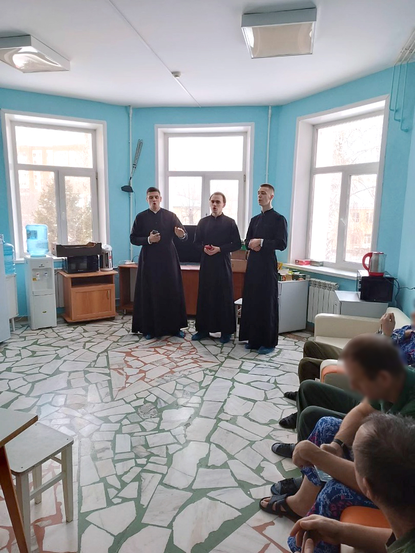 Священники посетили раненых во время специальной военной операции военнослужащих