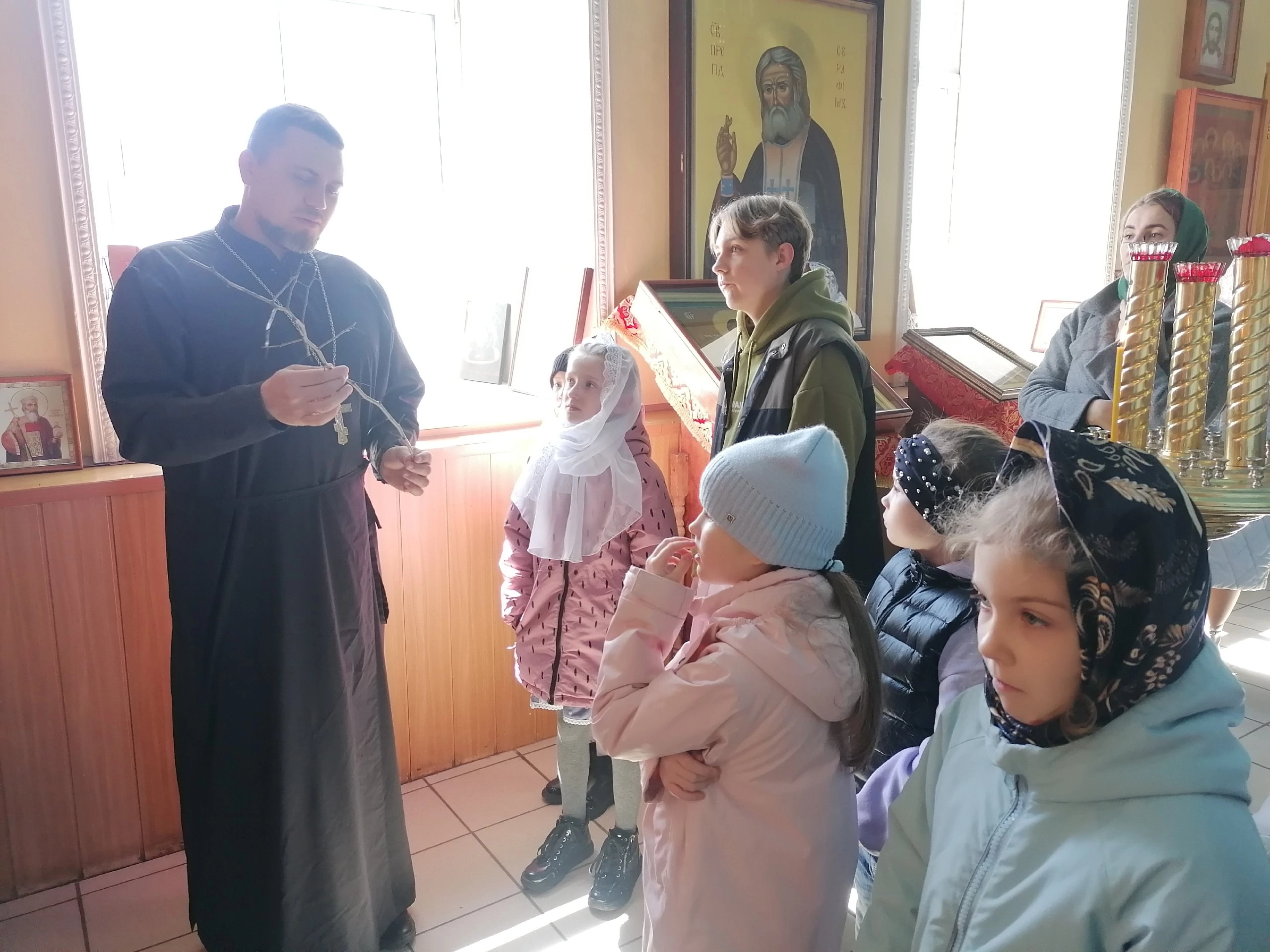 Священники встретились с учениками средней школы №1 города Спутник