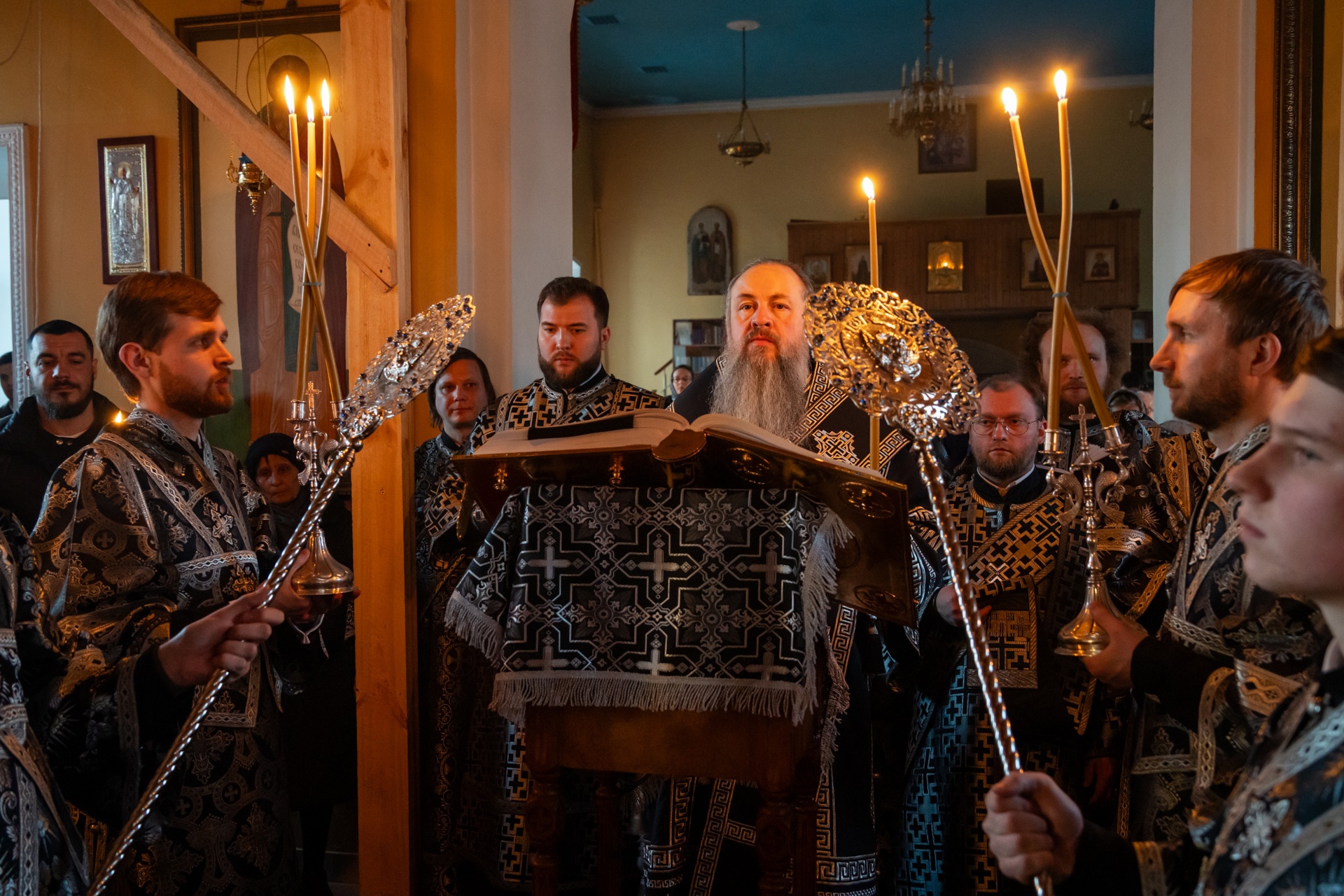 Митрополит Серафим совершил чин Пассии в нашем храме   