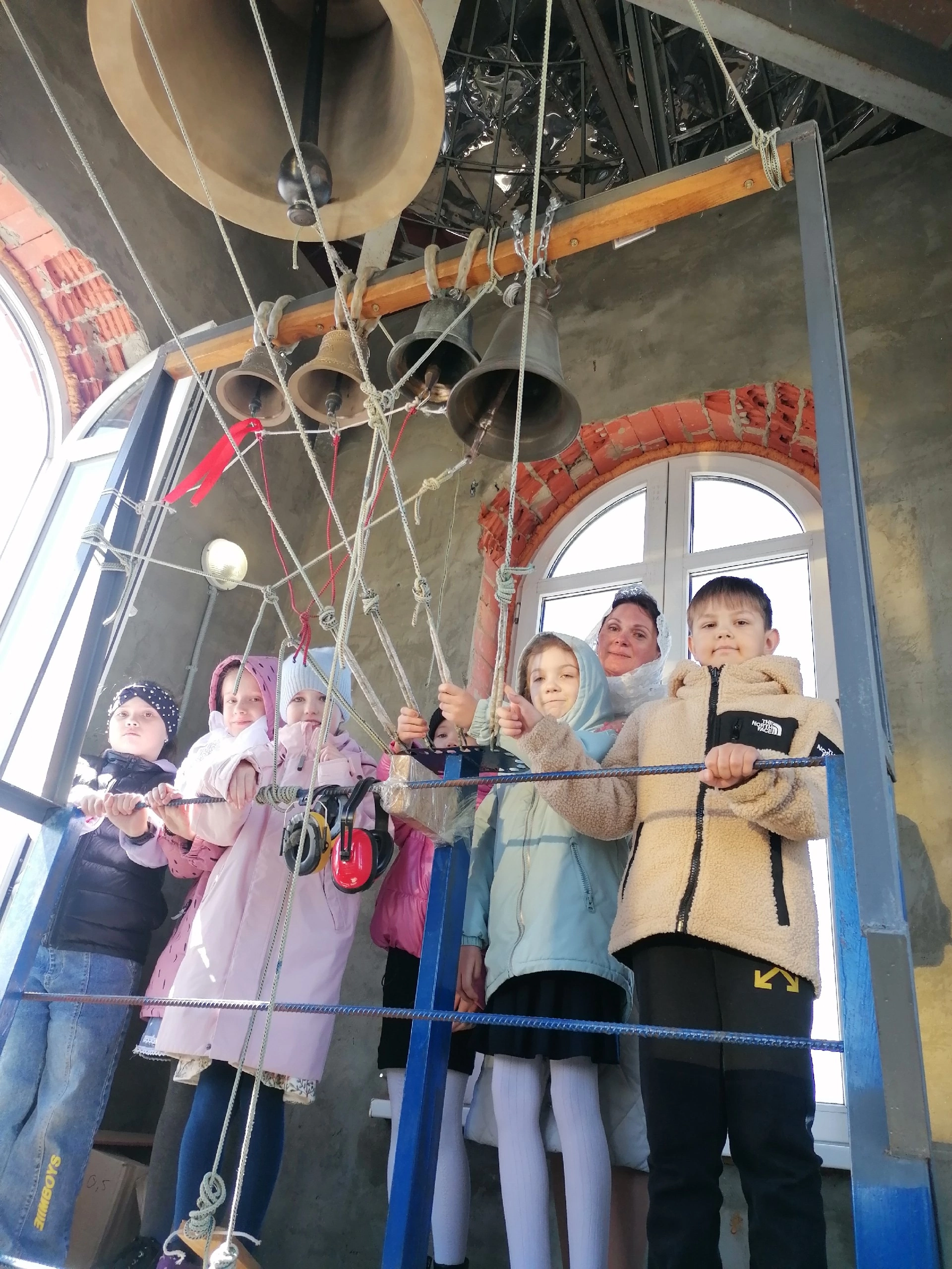 Священники встретились с учениками средней школы №1 города Спутник