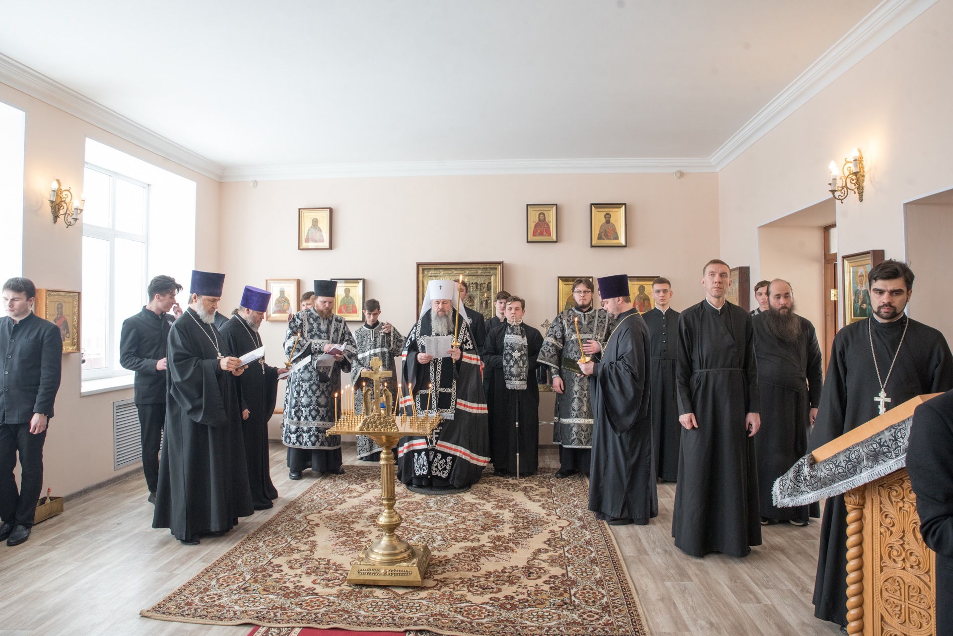 Во вторник первой седмицы Великого поста протоиерей Александр Филиппов молился за Архиерейским богослужением в храме святителя Иннокентия Иркутского при семинарии
