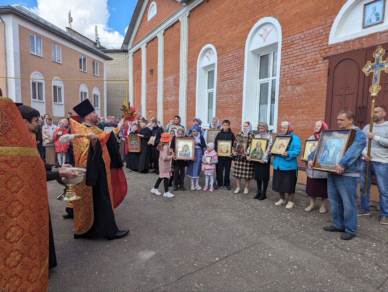 Богослужения в Неделю о расслабленном 
