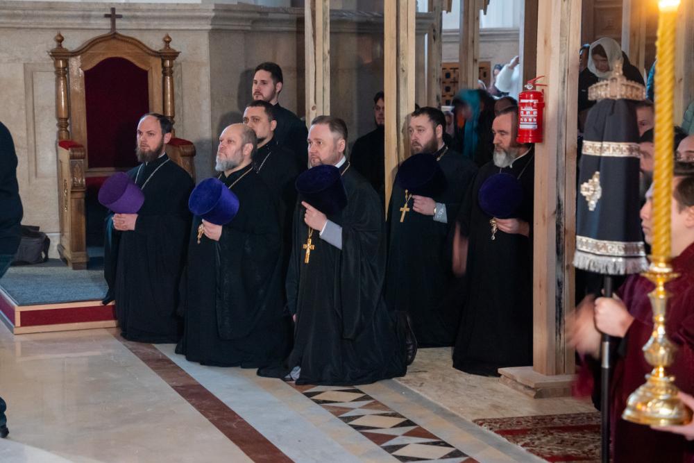 Настоятель протоиерей Александр Филиппов с клириками Никольского храма получили благословение на Великий пост от митрополита Серафима в Спасском кафедральном соборе города Пензы 