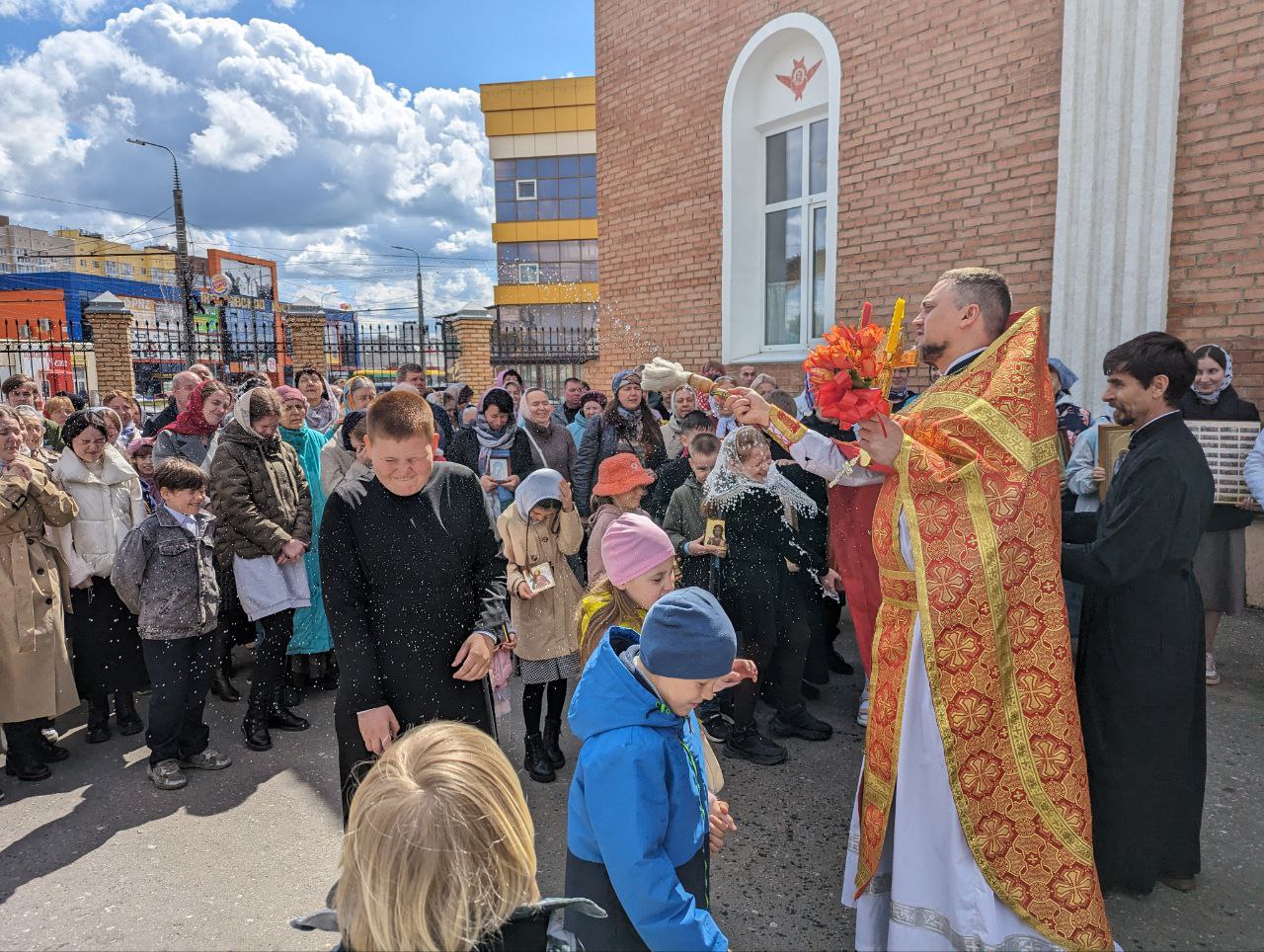 Богослужения в Неделю о расслабленном 