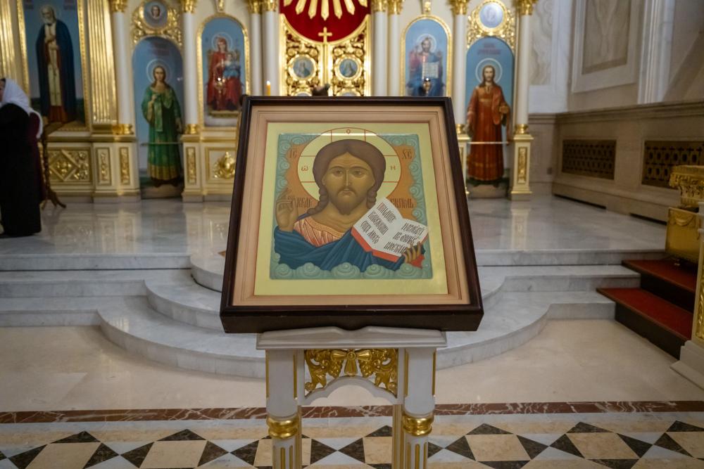 Протоиерей Александр Филиппов сослужил митрополиту Серафиму за уставным вечерним богослужением и новогодним молебном в Спасском кафедральном соборе