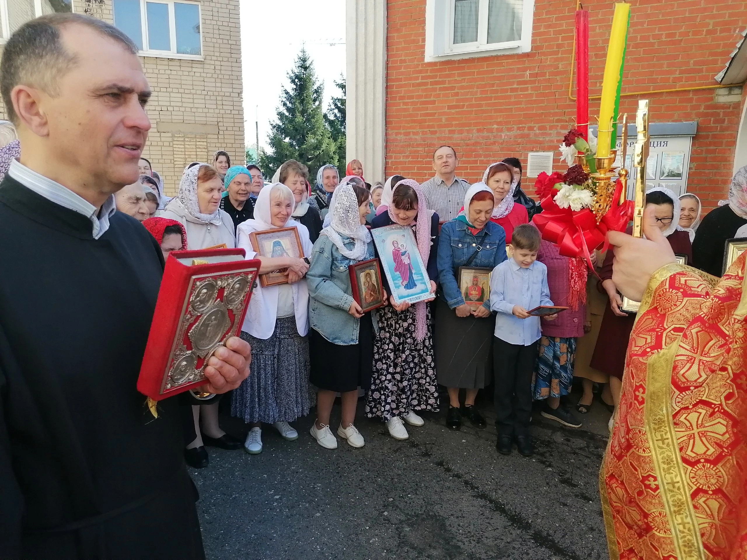В четверг Светлой седмицы иерей Владимир Журавлев совершил Божественную литургию