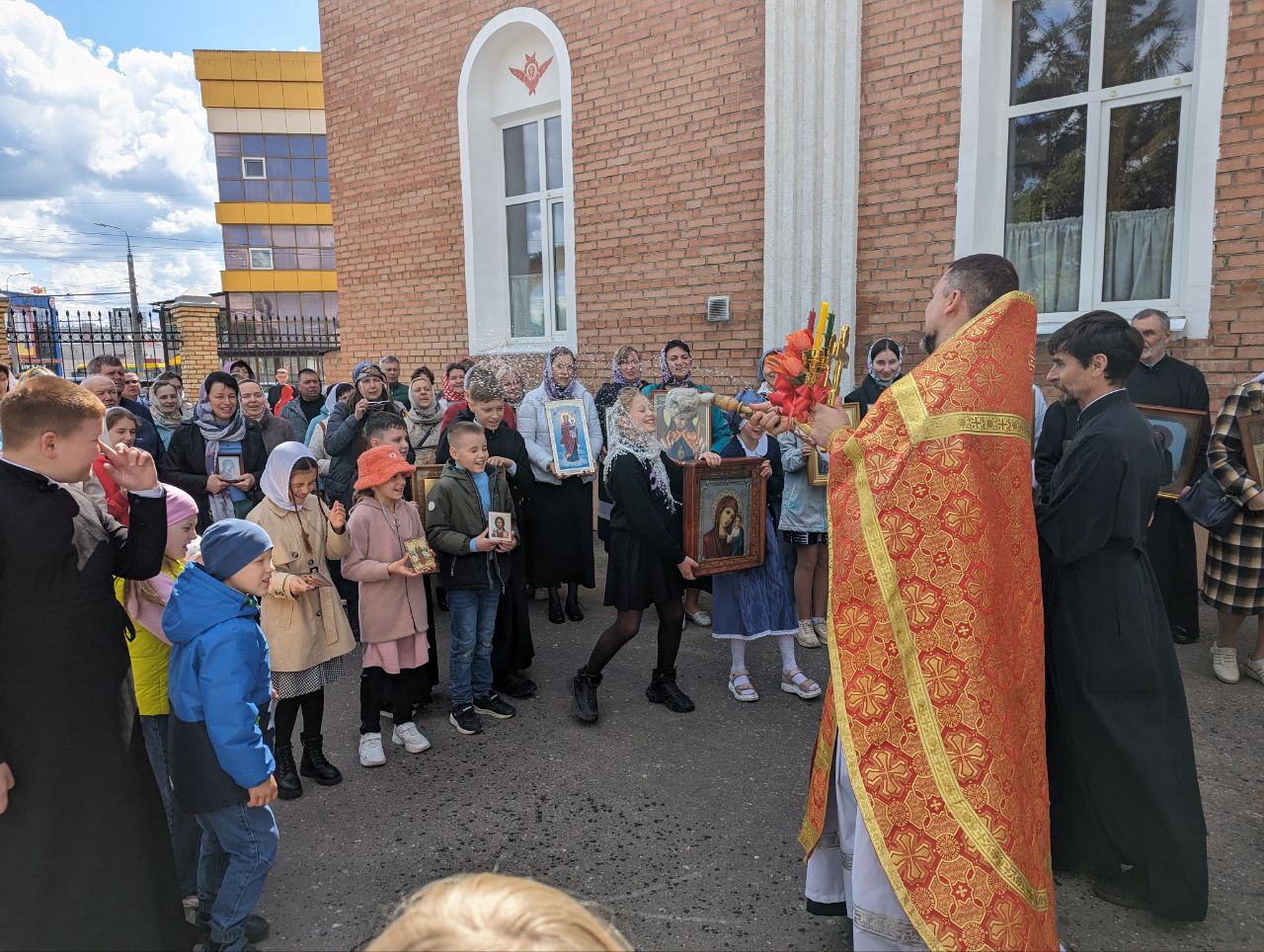 Богослужения в Неделю о расслабленном 